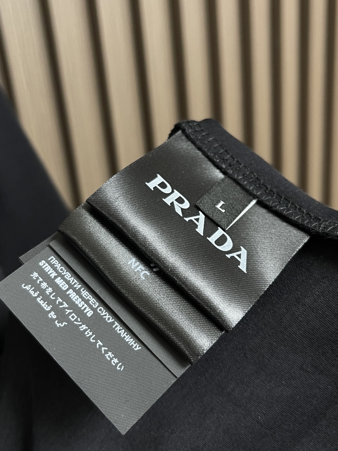 🛒🛒Prada 2025ss早春新款口袋刺绣款短袖T恤，呈现简约格调，合体的型面料采用朱迪棉料上身舒适透