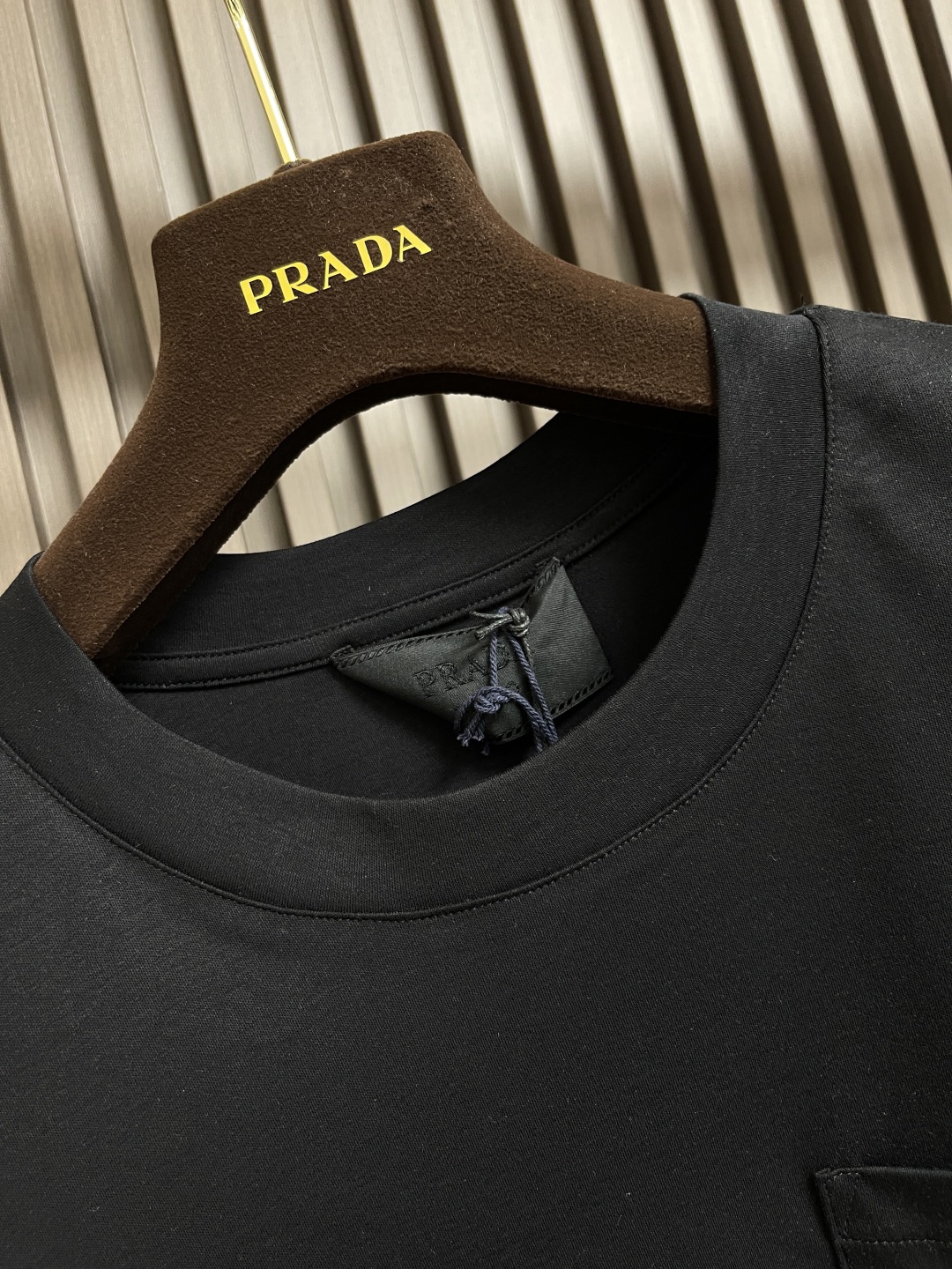 🛒🛒Prada 2025ss早春新款口袋刺绣款短袖T恤，呈现简约格调，合体的型面料采用朱迪棉料上身舒适透