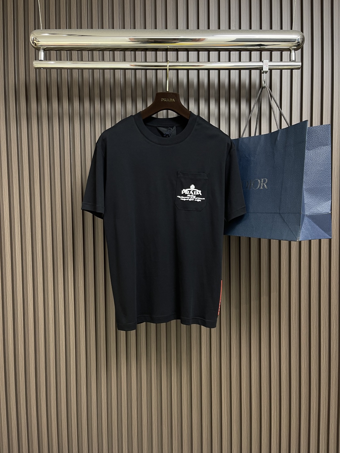🛒🛒Prada 2025ss早春新款口袋刺绣款短袖T恤，呈现简约格调，合体的型面料采用朱迪棉料上身舒适透