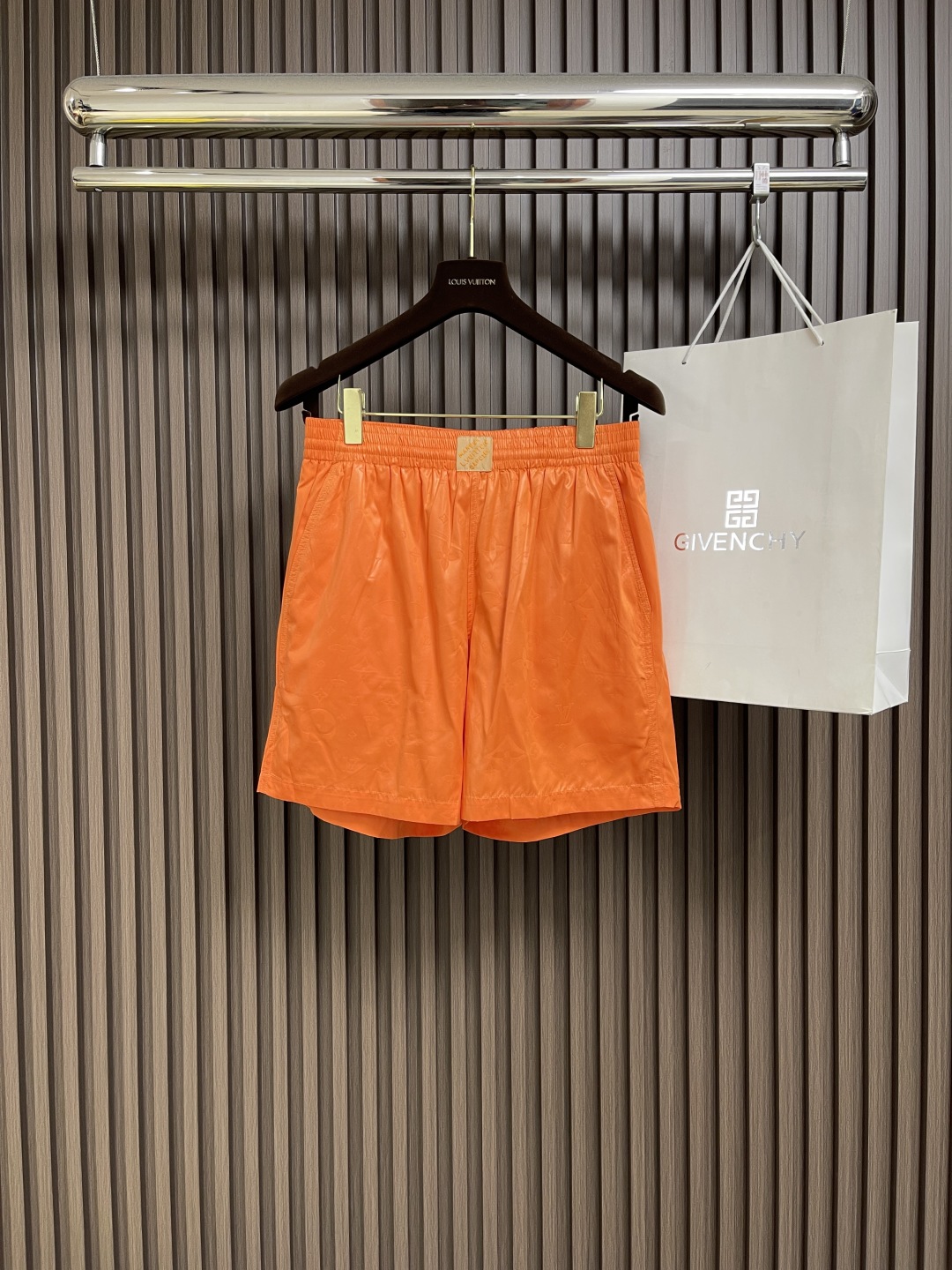 🛒🛒LV 2025ss新款运动短裤，这款运动裤采用时尚的运动风设计，老花满印锦纶面料短裤 沙滩裤 订织提