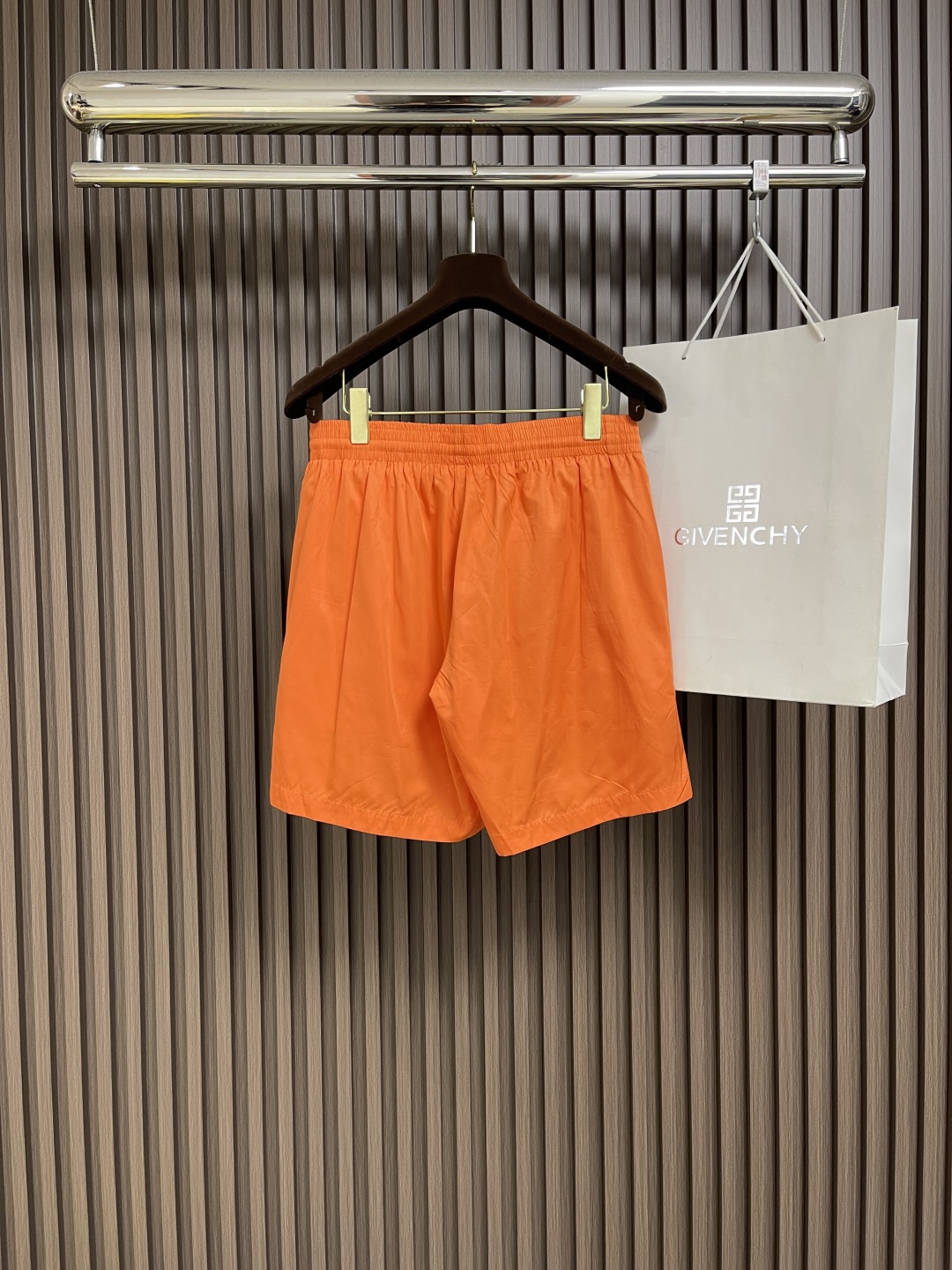 🛒🛒LV 2025ss新款运动短裤，这款运动裤采用时尚的运动风设计，老花满印锦纶面料短裤 沙滩裤 订织提