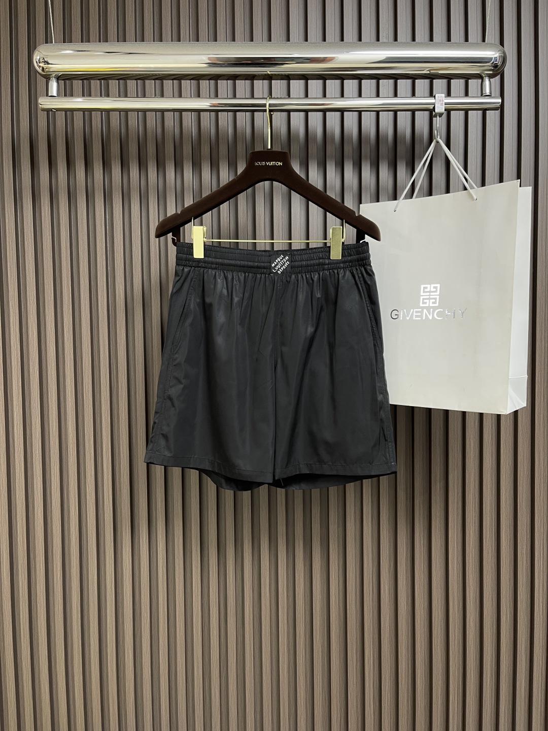 🛒🛒LV 2025ss新款运动短裤，这款运动裤采用时尚的运动风设计，老花满印锦纶面料短裤 沙滩裤 订织提