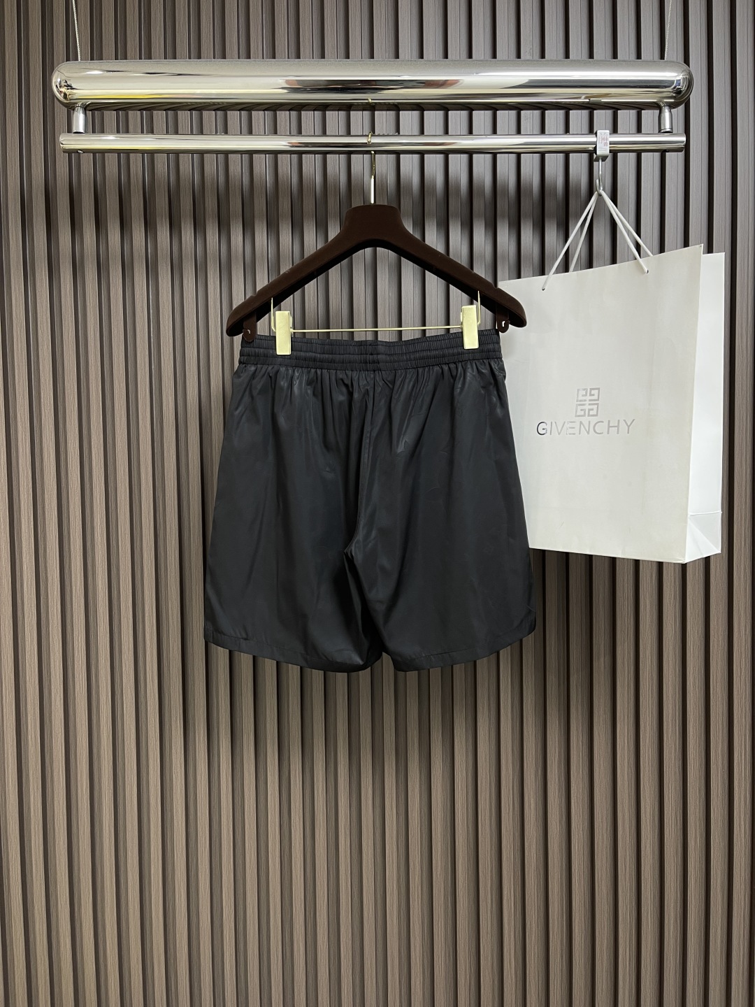 🛒🛒LV 2025ss新款运动短裤，这款运动裤采用时尚的运动风设计，老花满印锦纶面料短裤 沙滩裤 订织提