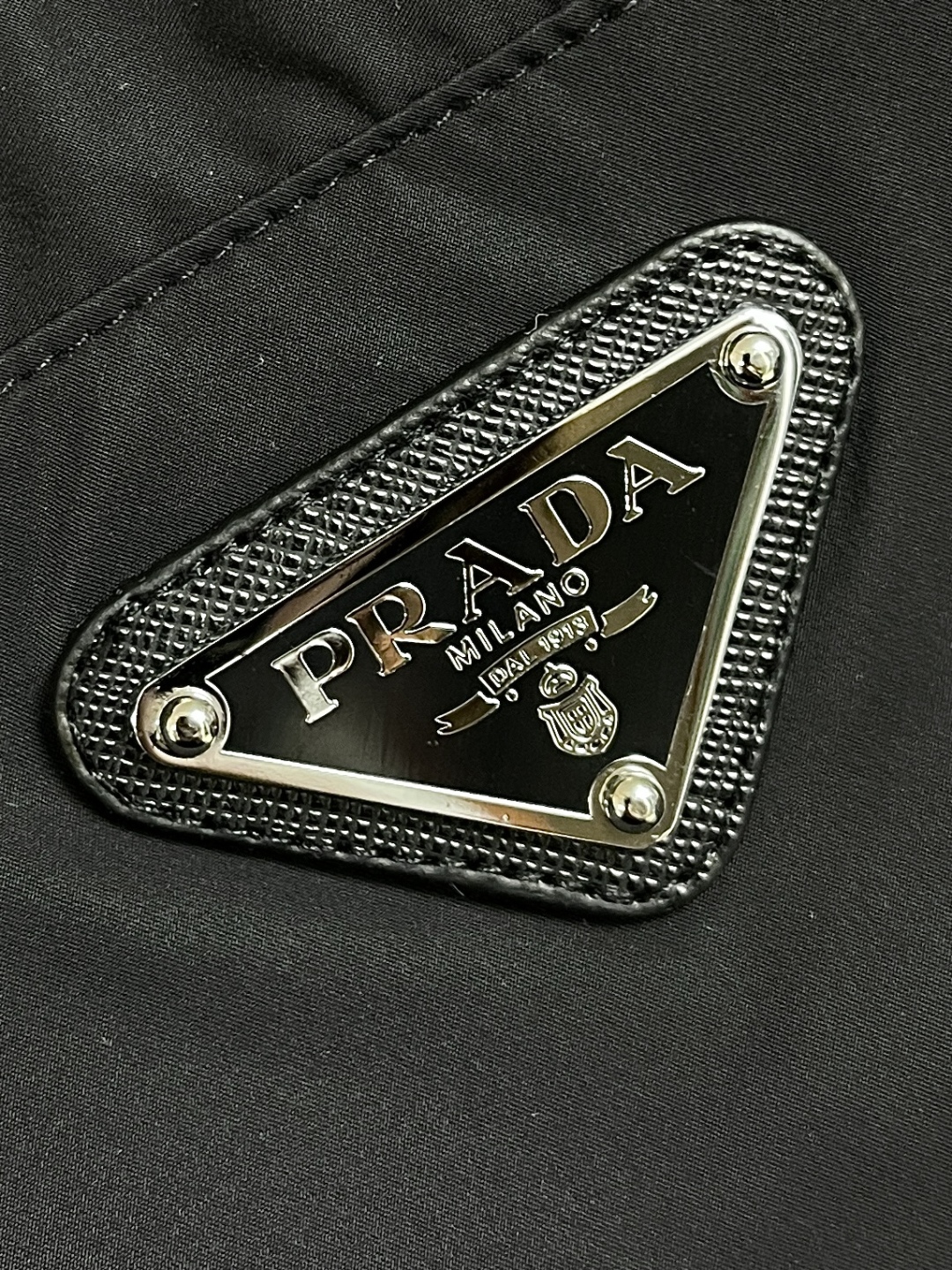 🛒🛒Prada 2025SS早春新款侧边织带休闲裤，高级梭织面料，触感柔软舒适，细腻柔软程度非同一般，非