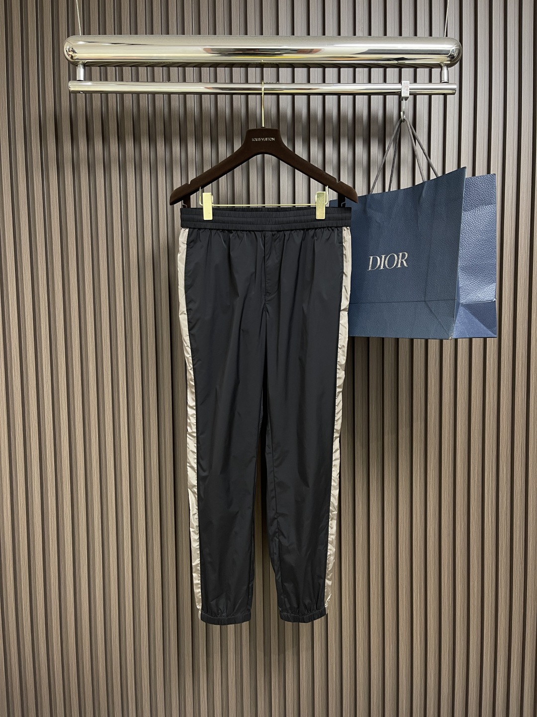 🛒🛒Prada 2025SS早春新款侧边织带休闲裤，高级梭织面料，触感柔软舒适，细腻柔软程度非同一般，非