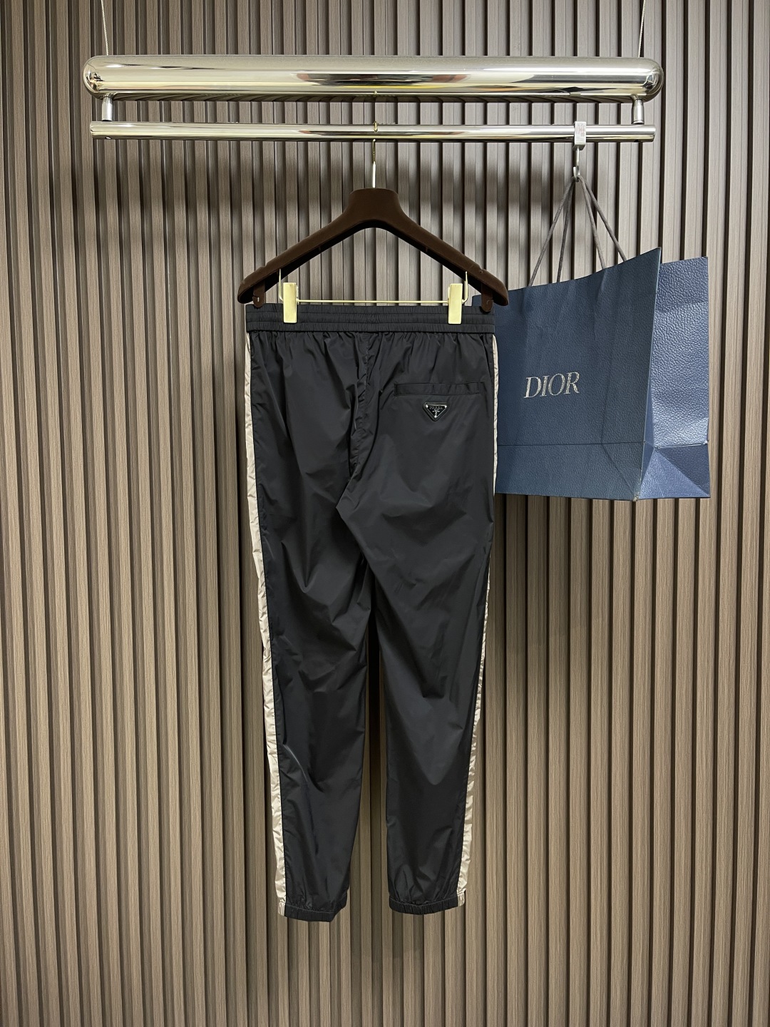 🛒🛒Prada 2025SS早春新款侧边织带休闲裤，高级梭织面料，触感柔软舒适，细腻柔软程度非同一般，非