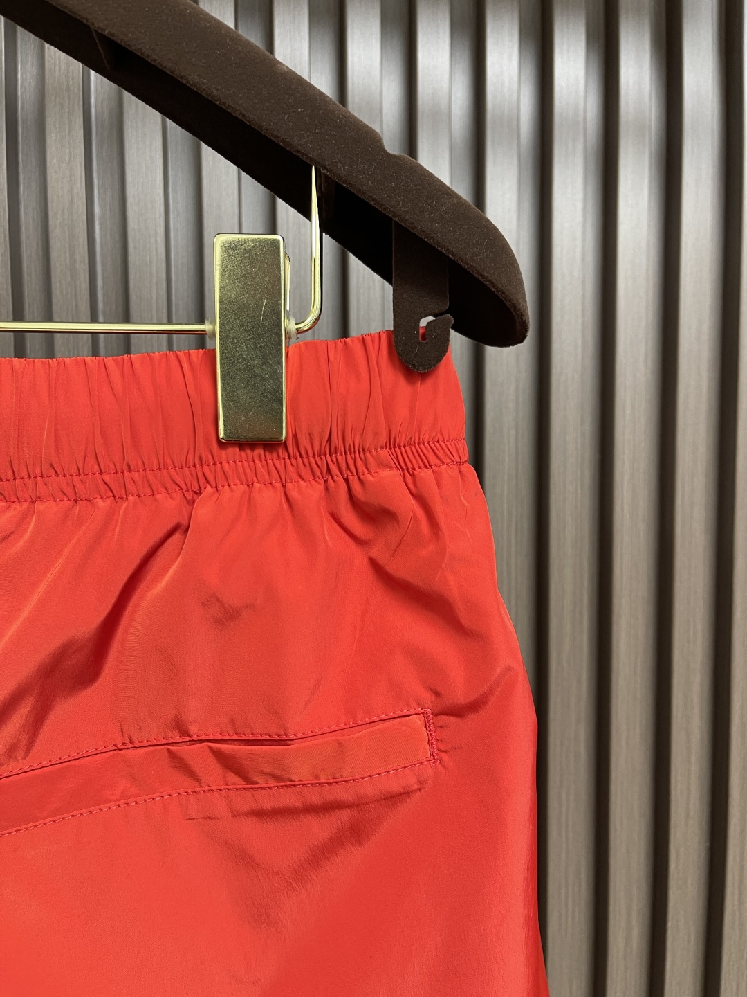 🛒🛒Prada 2025SS春夏新款腰头三角标尼龙沙滩短裤，这款短裤采用优质面料，手感柔软舒适，透气性良