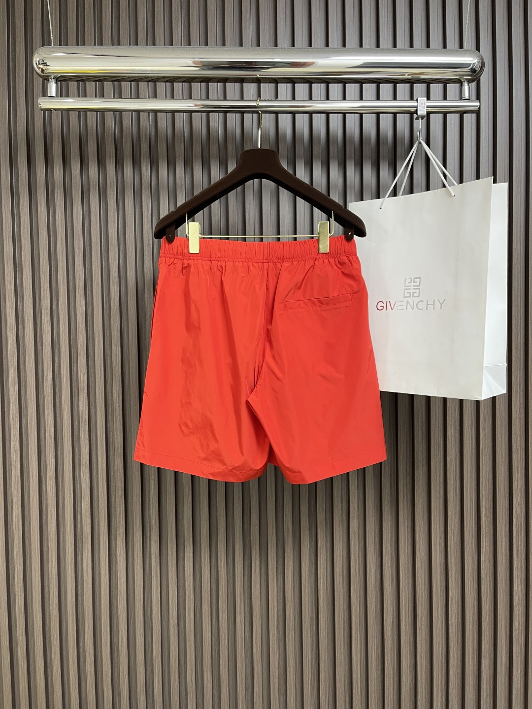 🛒🛒Prada 2025SS春夏新款腰头三角标尼龙沙滩短裤，这款短裤采用优质面料，手感柔软舒适，透气性良