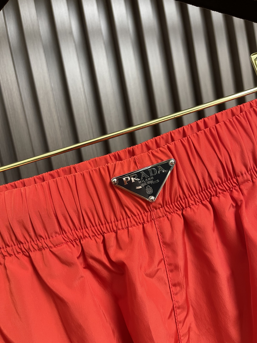 🛒🛒Prada 2025SS春夏新款腰头三角标尼龙沙滩短裤，这款短裤采用优质面料，手感柔软舒适，透气性良