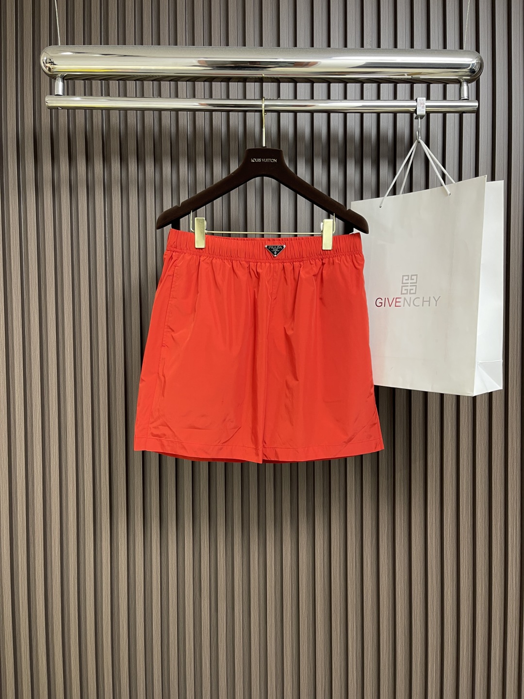 🛒🛒Prada 2025SS春夏新款腰头三角标尼龙沙滩短裤，这款短裤采用优质面料，手感柔软舒适，透气性良
