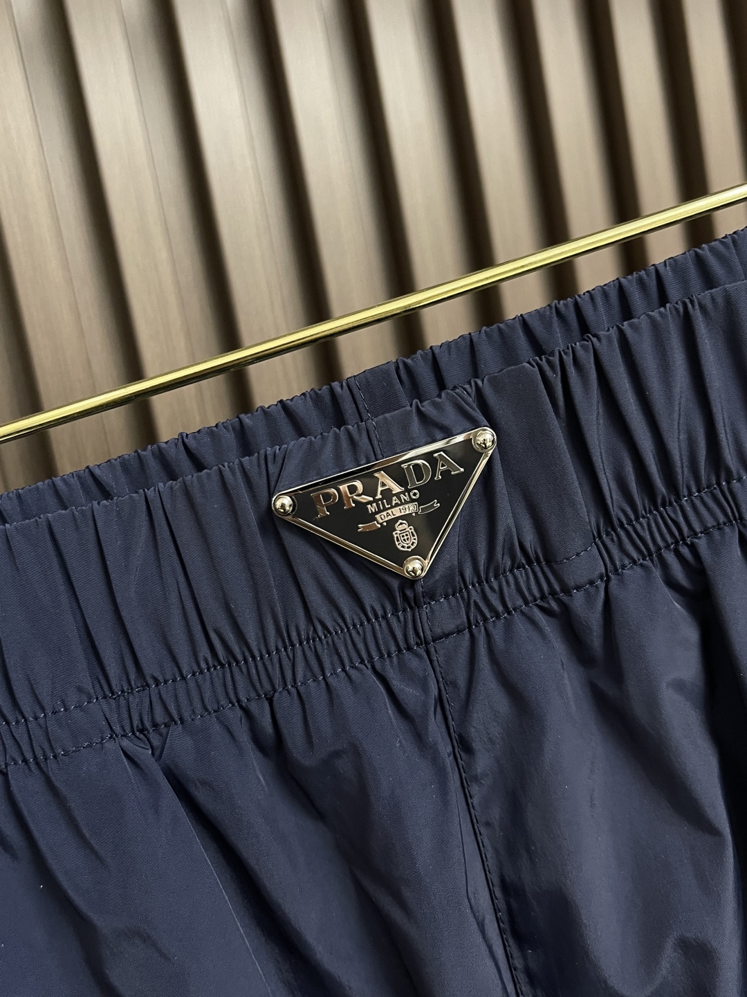 🛒🛒Prada 2025SS春夏新款腰头三角标尼龙沙滩短裤，这款短裤采用优质面料，手感柔软舒适，透气性良