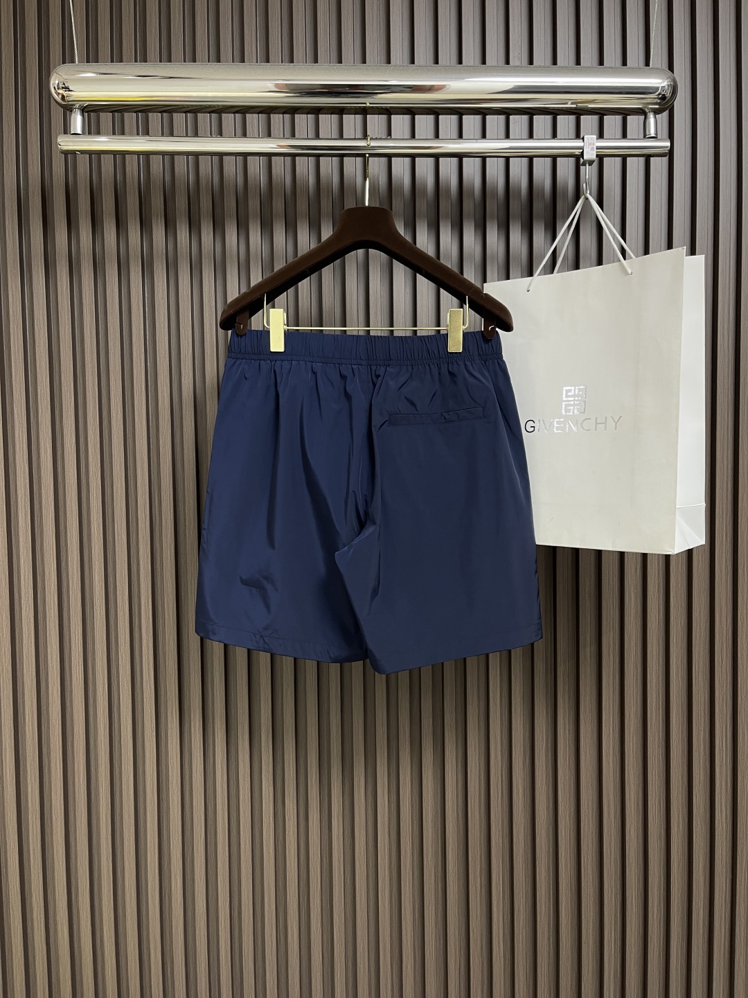 🛒🛒Prada 2025SS春夏新款腰头三角标尼龙沙滩短裤，这款短裤采用优质面料，手感柔软舒适，透气性良