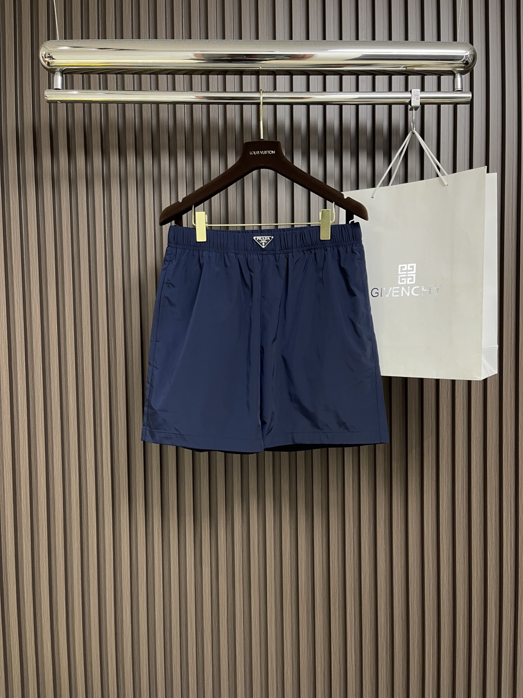 🛒🛒Prada 2025SS春夏新款腰头三角标尼龙沙滩短裤，这款短裤采用优质面料，手感柔软舒适，透气性良