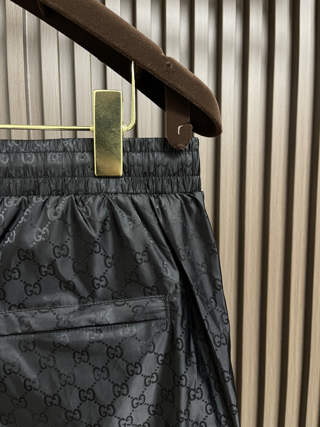 🛒🛒GUCCI 暗纹休闲双口袋短裤沙滩裤 客供订织gg设计 松紧腰 内抽绳 两侧口袋的设计 方便实用 整