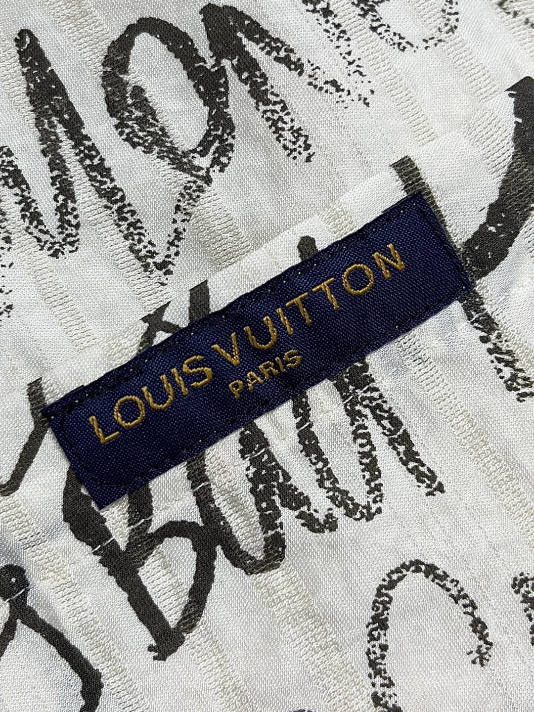 🛒🛒LV 2025ss春夏新款简素纹理夏日短袖衬衫，采用纹理丰富的 damoflage 提花面料塑造休闲