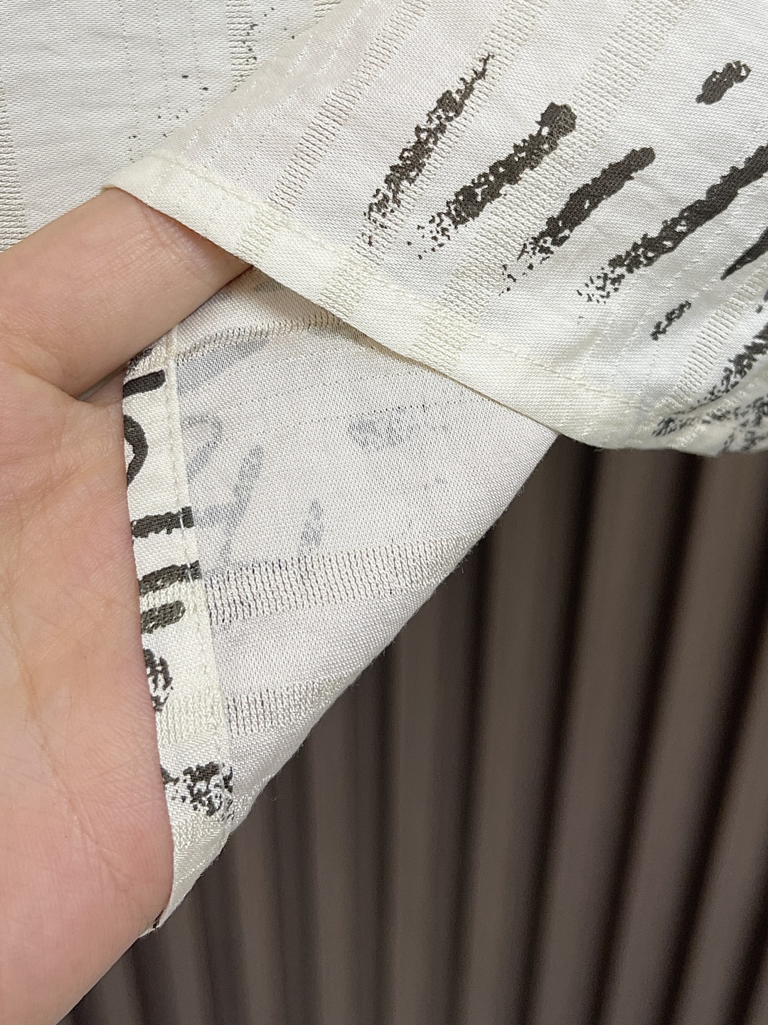 🛒🛒LV 2025ss春夏新款简素纹理夏日短袖衬衫，采用纹理丰富的 damoflage 提花面料塑造休闲