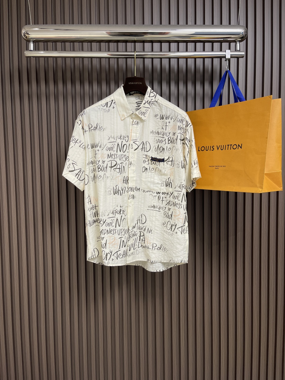 🛒🛒LV 2025ss春夏新款简素纹理夏日短袖衬衫，采用纹理丰富的 damoflage 提花面料塑造休闲