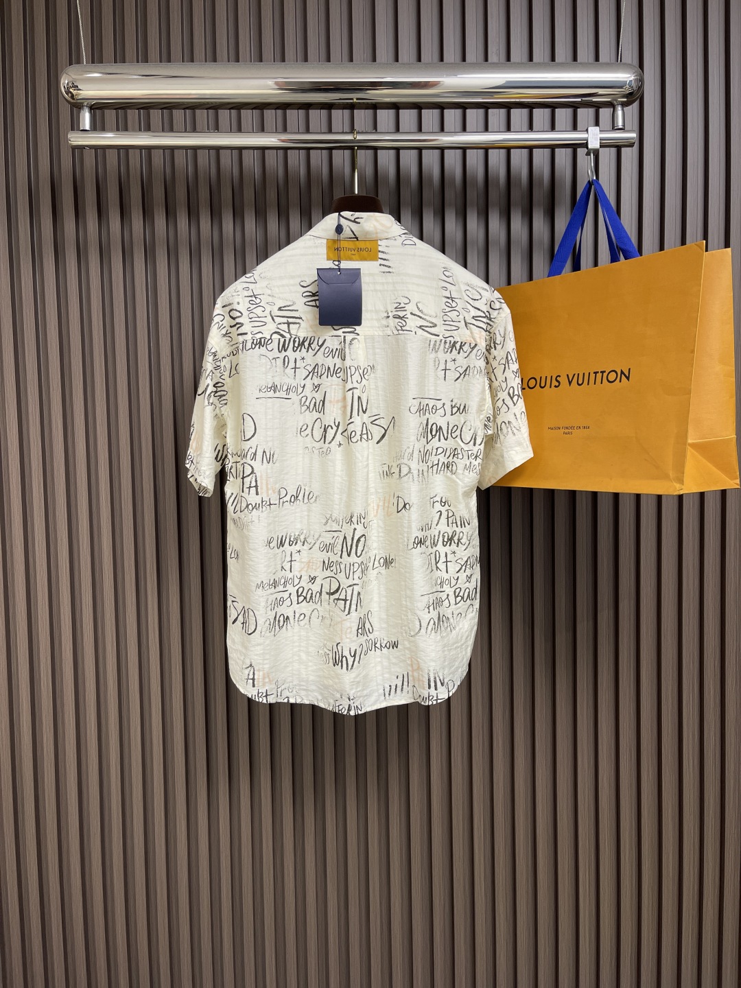 🛒🛒LV 2025ss春夏新款简素纹理夏日短袖衬衫，采用纹理丰富的 damoflage 提花面料塑造休闲