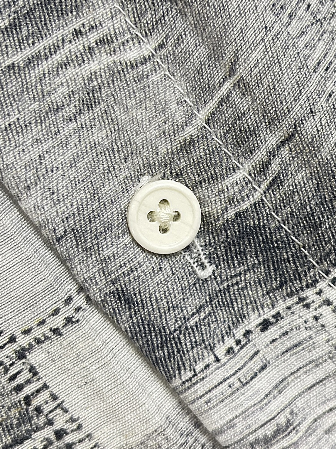 🛒🛒LV 2025ss春夏新款简素纹理夏日短袖衬衫，采用纹理丰富的 damoflage 提花面料塑造休闲