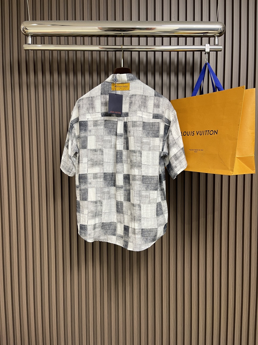 🛒🛒LV 2025ss春夏新款简素纹理夏日短袖衬衫，采用纹理丰富的 damoflage 提花面料塑造休闲