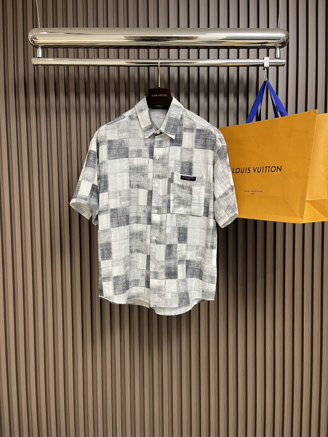 🛒🛒LV 2025ss春夏新款简素纹理夏日短袖衬衫，采用纹理丰富的 damoflage 提花面料塑造休闲