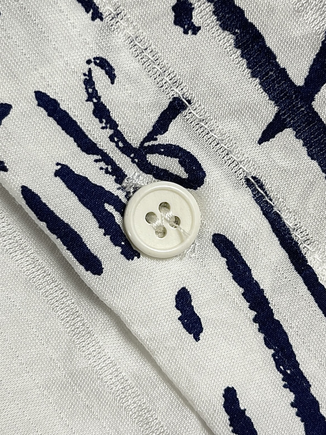🛒🛒LV 2025ss春夏新款简素纹理夏日短袖衬衫，采用纹理丰富的 damoflage 提花面料塑造休闲