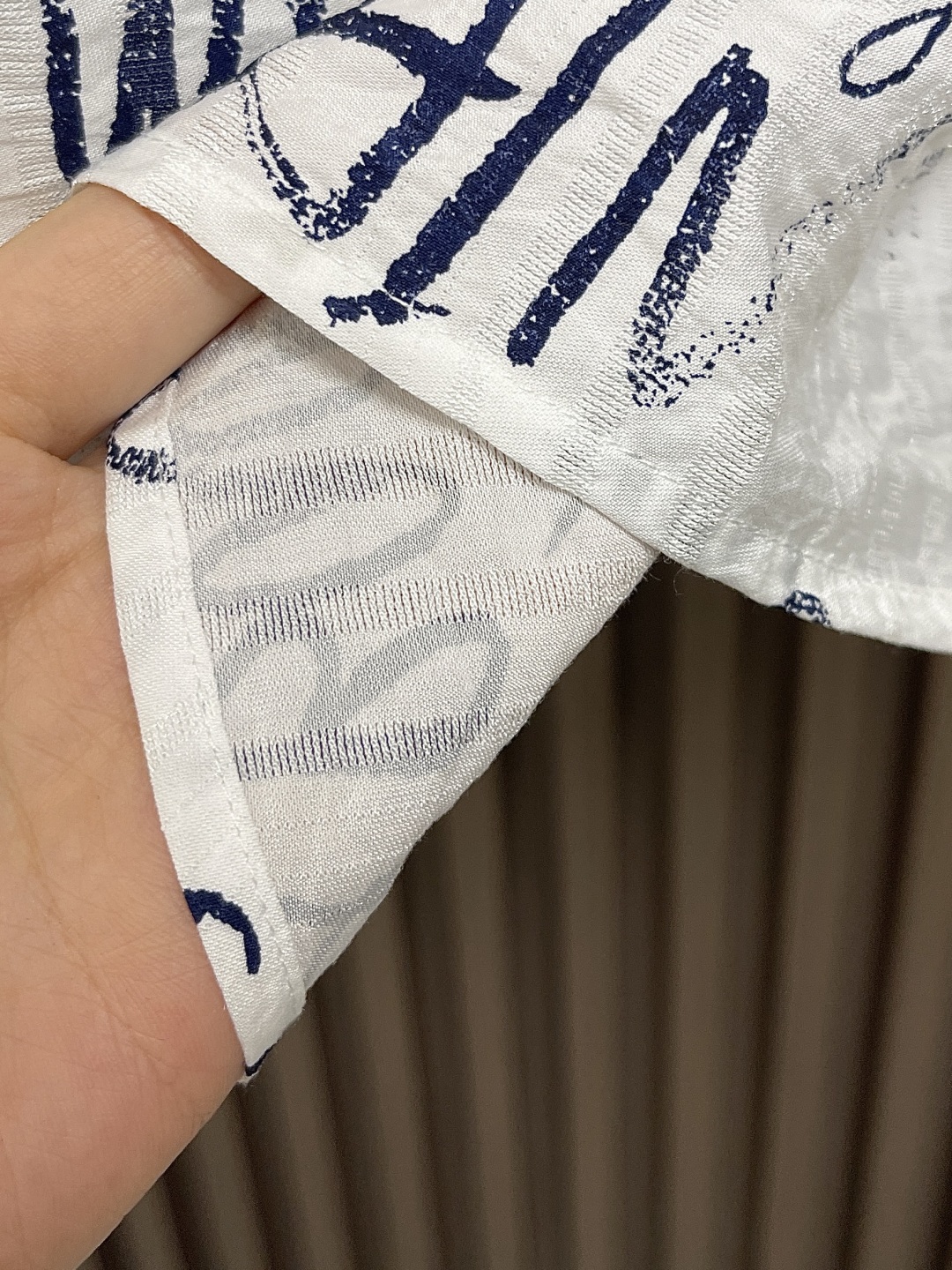 🛒🛒LV 2025ss春夏新款简素纹理夏日短袖衬衫，采用纹理丰富的 damoflage 提花面料塑造休闲
