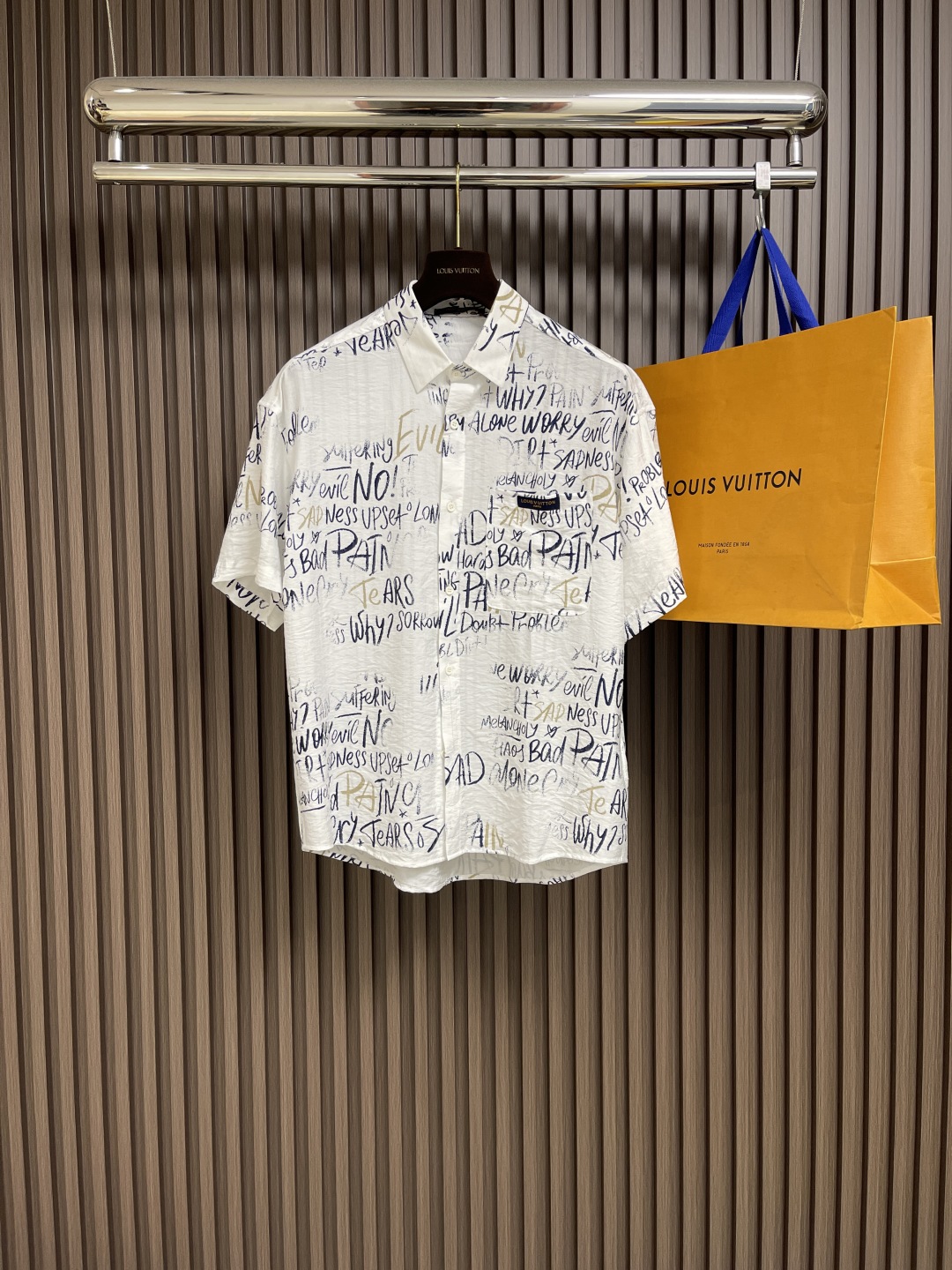 🛒🛒LV 2025ss春夏新款简素纹理夏日短袖衬衫，采用纹理丰富的 damoflage 提花面料塑造休闲