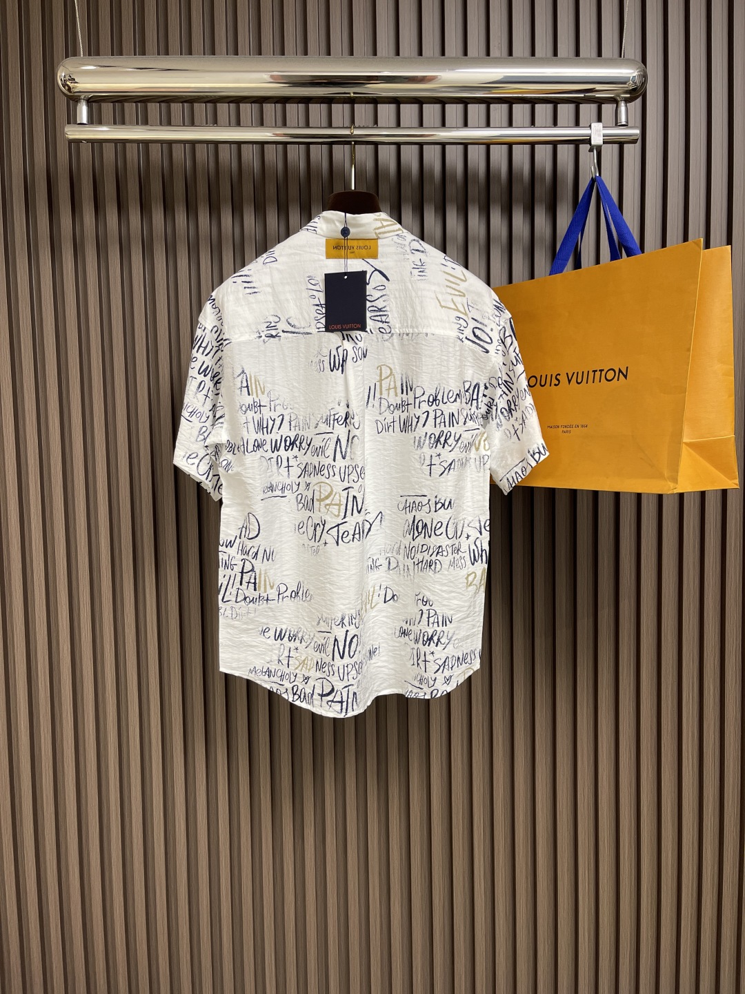 🛒🛒LV 2025ss春夏新款简素纹理夏日短袖衬衫，采用纹理丰富的 damoflage 提花面料塑造休闲