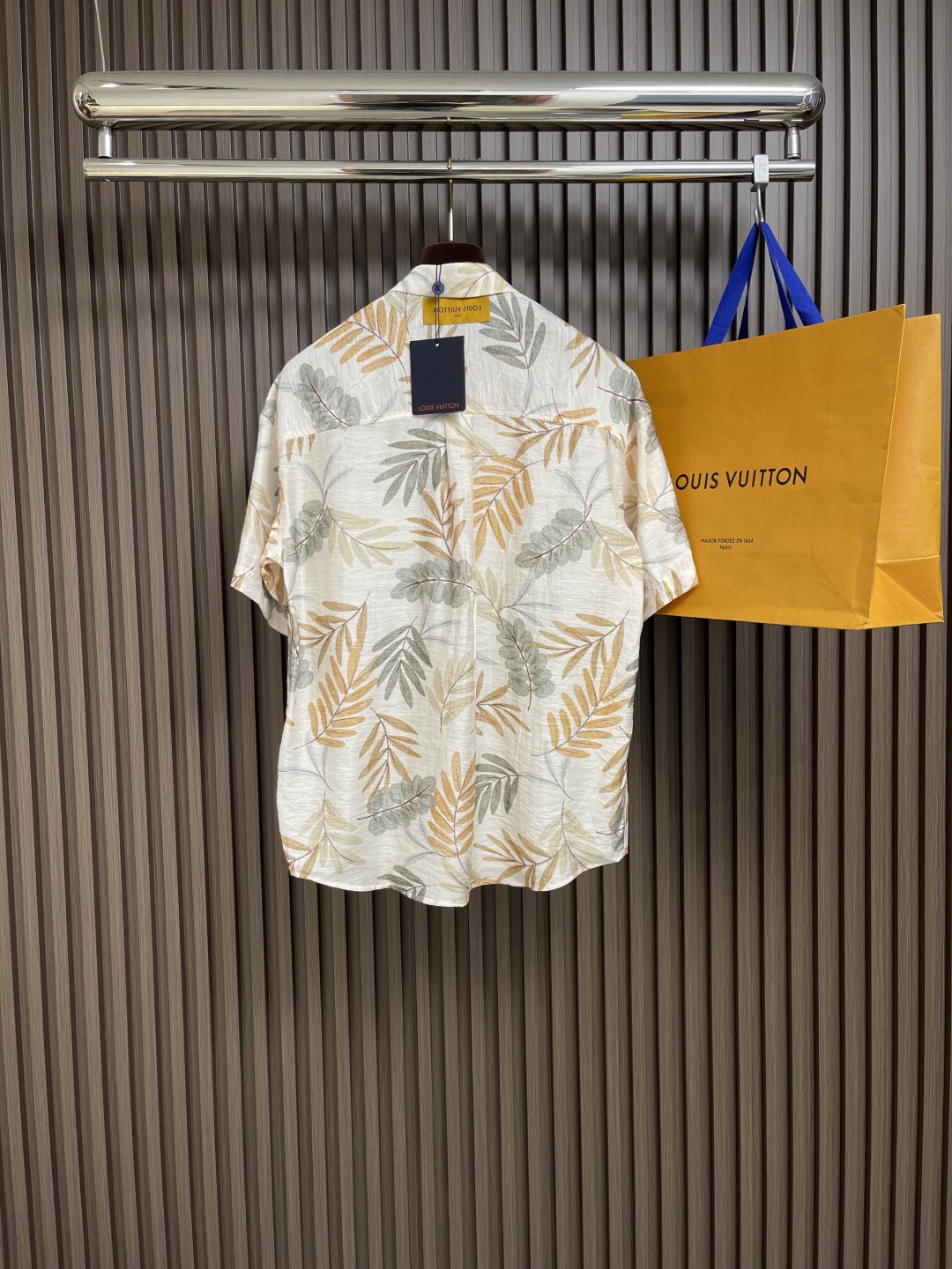 🛒🛒LV 2025ss春夏新款简素纹理夏日短袖衬衫，采用纹理丰富的 damoflage 提花面料塑造休闲