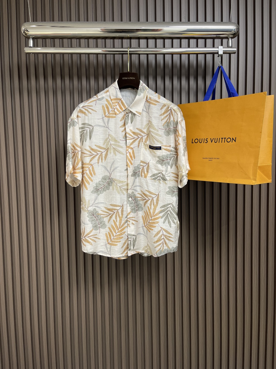 🛒🛒LV 2025ss春夏新款简素纹理夏日短袖衬衫，采用纹理丰富的 damoflage 提花面料塑造休闲