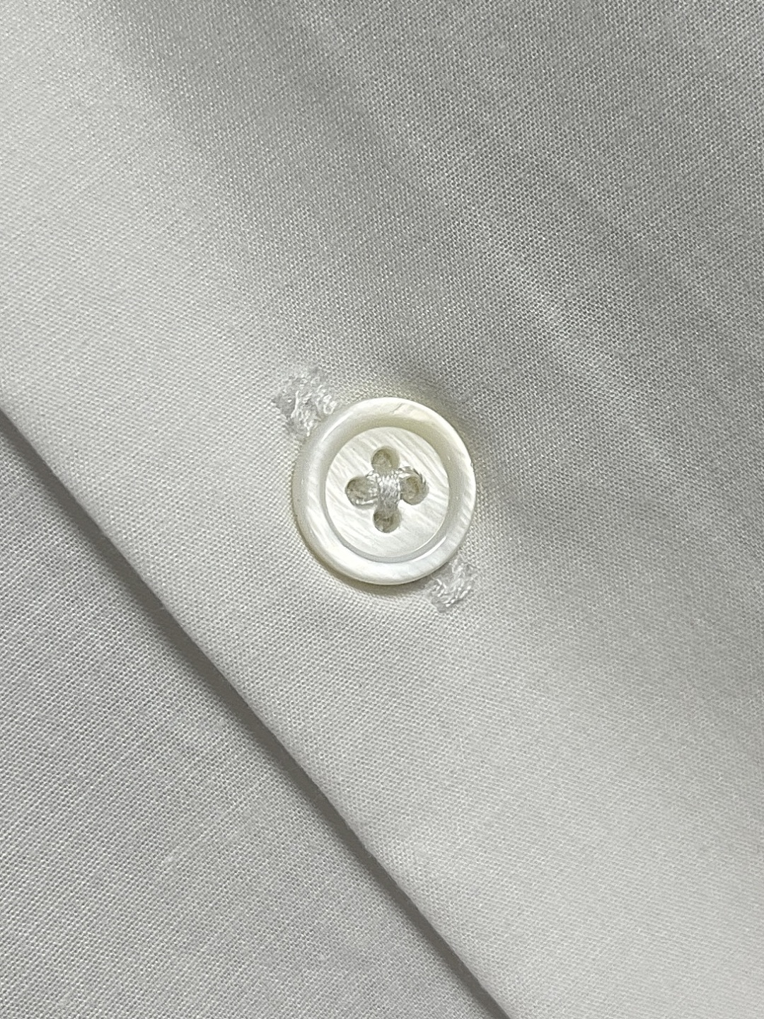 🛒🛒FENDI 男士丝质120支纯棉休闲长袖衬衫,这款衬衣潮流又高级,经典系列,很有气质又型的衬衫,深受