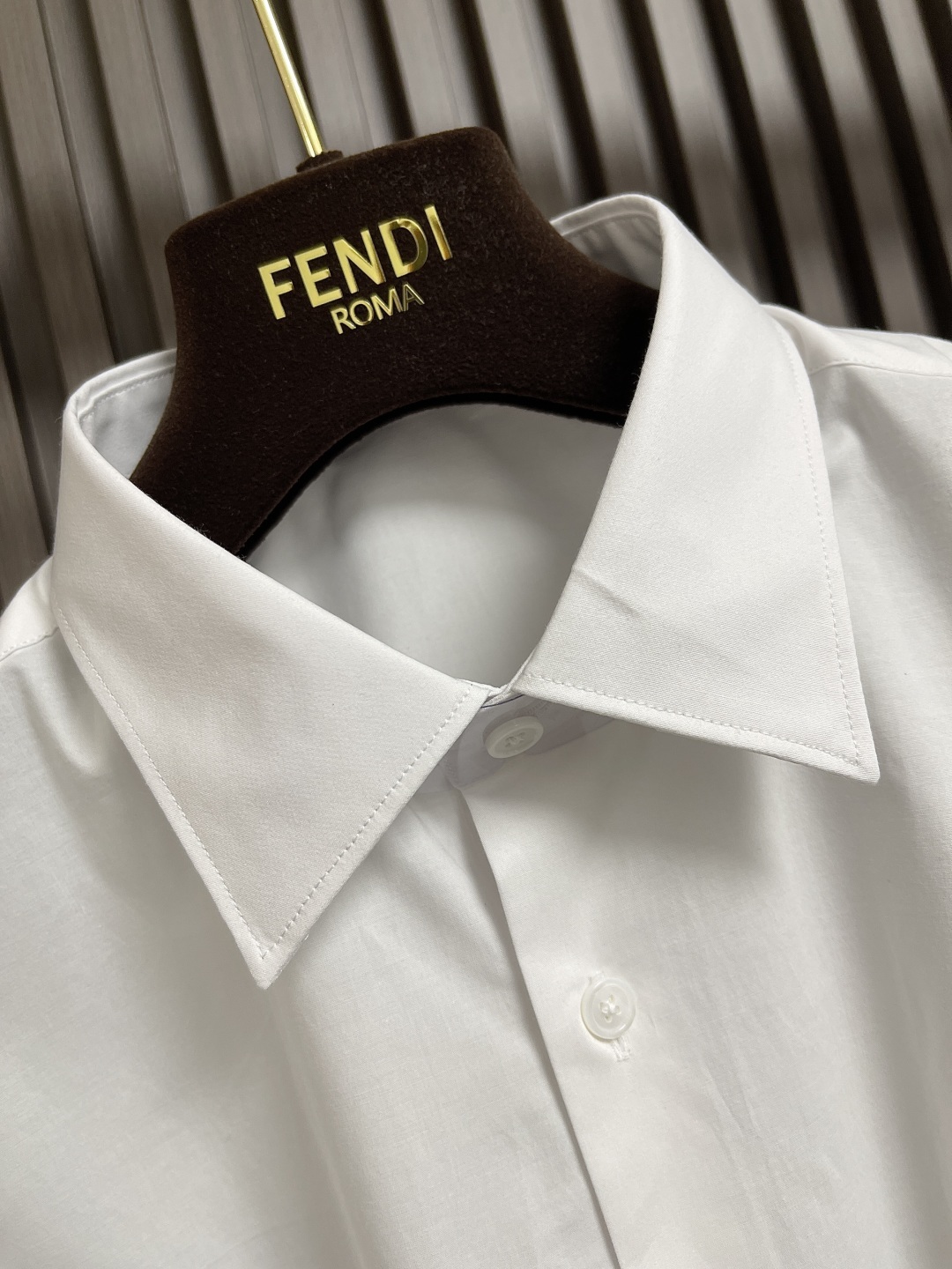 🛒🛒FENDI 男士丝质120支纯棉休闲长袖衬衫,这款衬衣潮流又高级,经典系列,很有气质又型的衬衫,深受