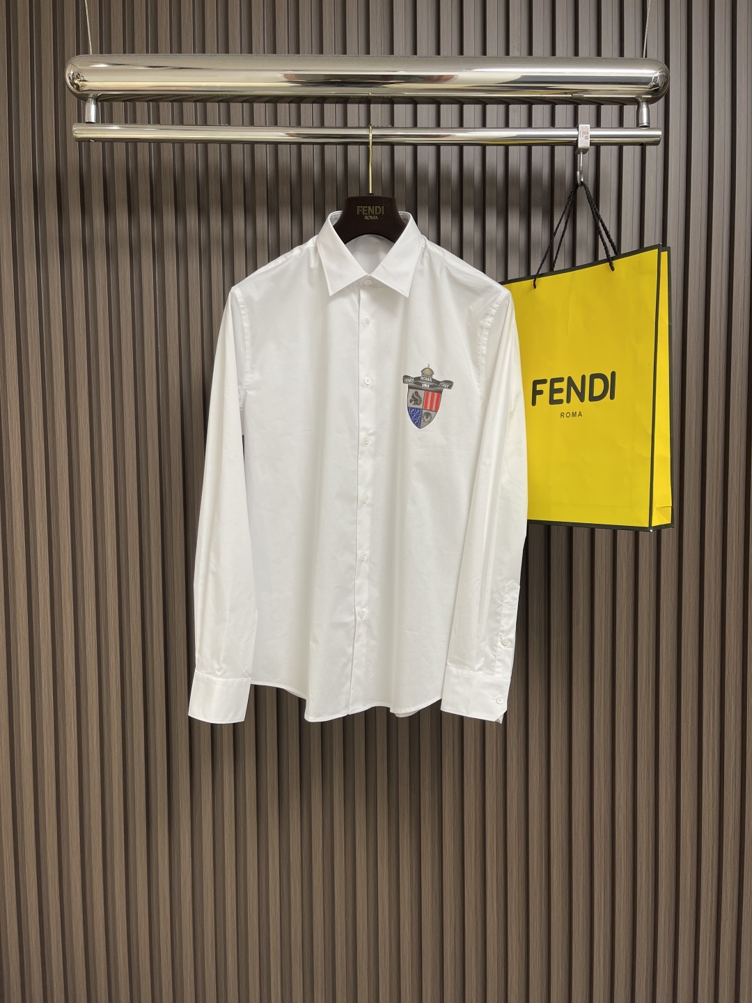 🛒🛒FENDI 男士丝质120支纯棉休闲长袖衬衫,这款衬衣潮流又高级,经典系列,很有气质又型的衬衫,深受