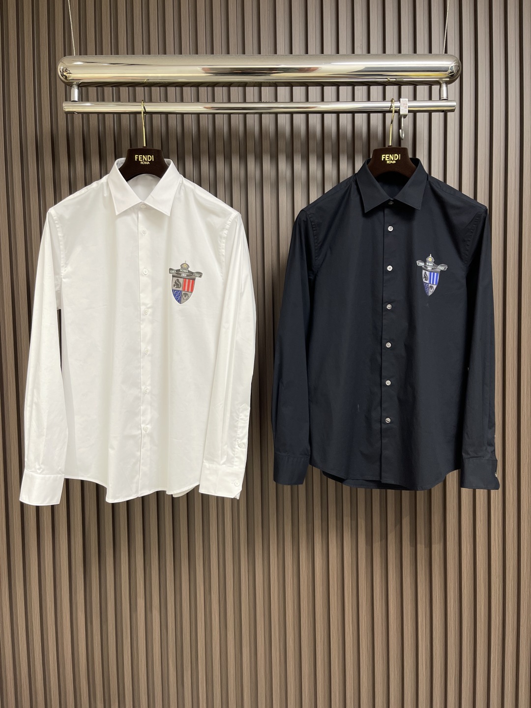🛒🛒FENDI 男士丝质120支纯棉休闲长袖衬衫,这款衬衣潮流又高级,经典系列,很有气质又型的衬衫,深受