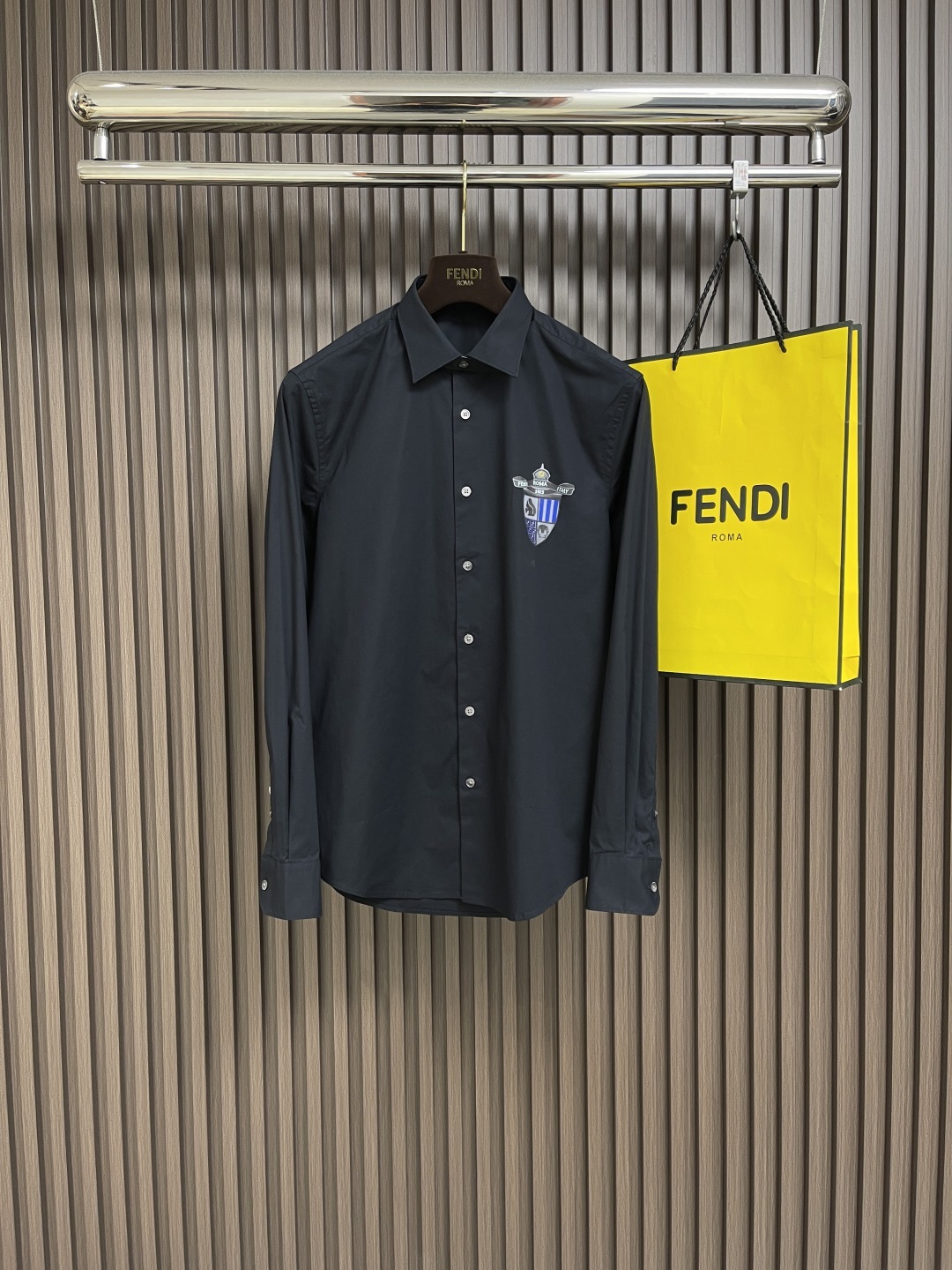 🛒🛒FENDI 男士丝质120支纯棉休闲长袖衬衫,这款衬衣潮流又高级,经典系列,很有气质又型的衬衫,深受