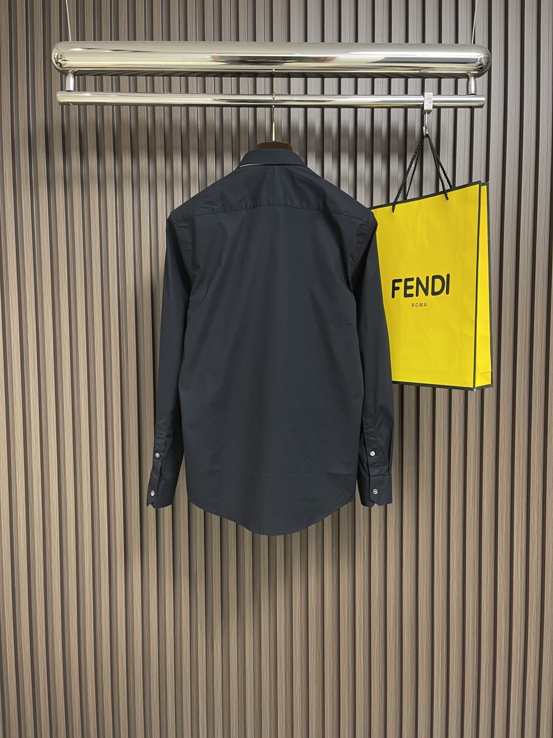 🛒🛒FENDI 男士丝质120支纯棉休闲长袖衬衫,这款衬衣潮流又高级,经典系列,很有气质又型的衬衫,深受