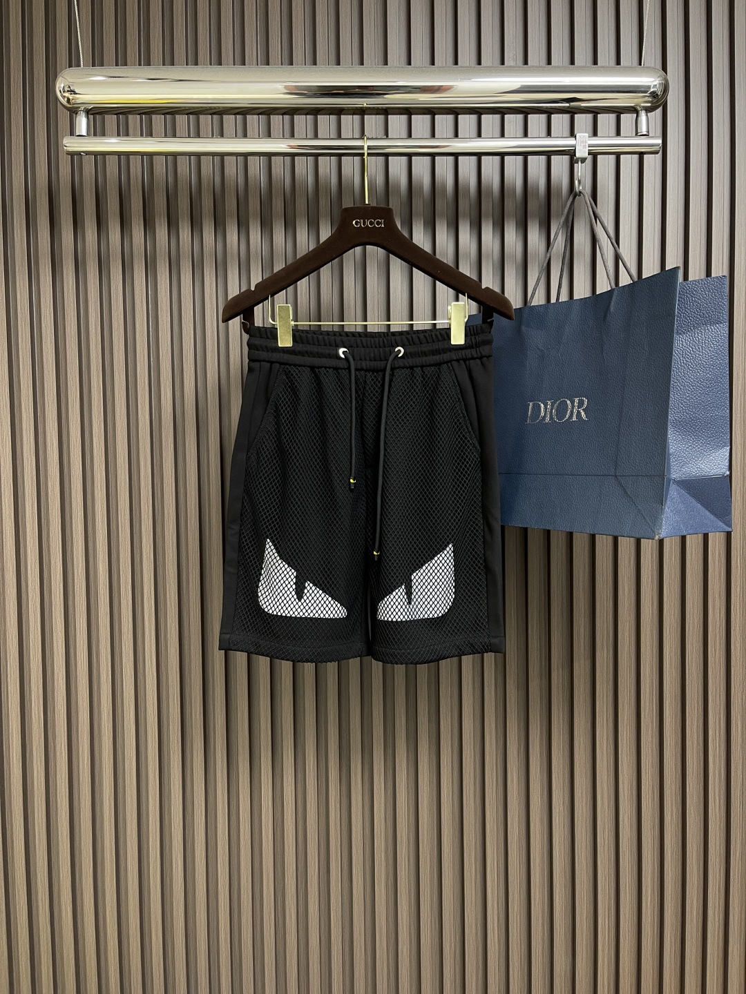 🛒🛒FENDI 网布百慕大短裤，本款短裤选用客供面料打造，380克重，网眼面料嵌饰，以小怪兽眼睛点缀，细