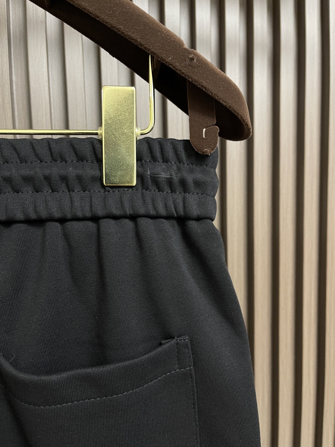 🛒🛒FENDI 2025SS新款百慕大短裤，本款短裤选用客供面料打造，380克重，饰以小怪兽刺绣标识，细