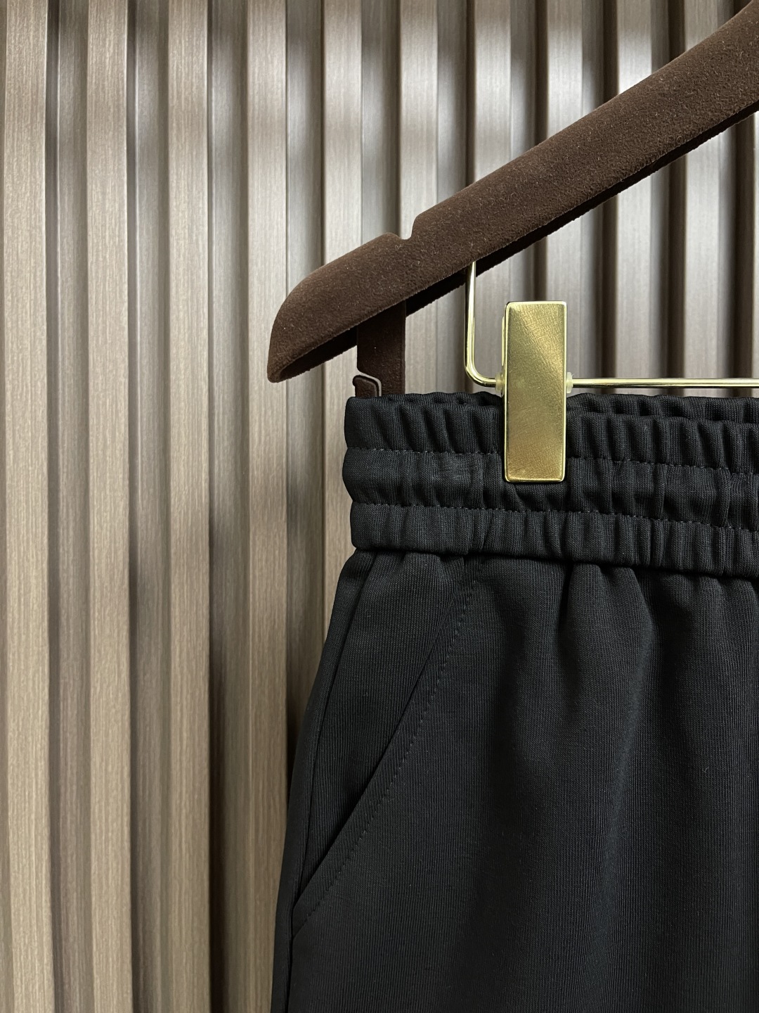 🛒🛒FENDI 2025SS新款百慕大短裤，本款短裤选用客供面料打造，380克重，饰以小怪兽刺绣标识，细