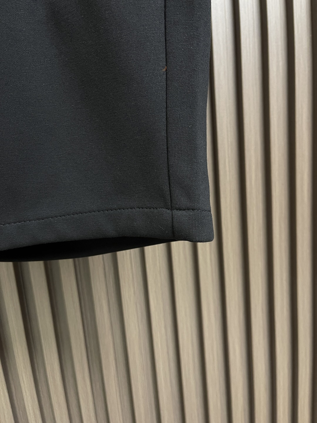 🛒🛒FENDI 2025SS新款百慕大短裤，本款短裤选用客供面料打造，380克重，饰以小怪兽刺绣标识，细