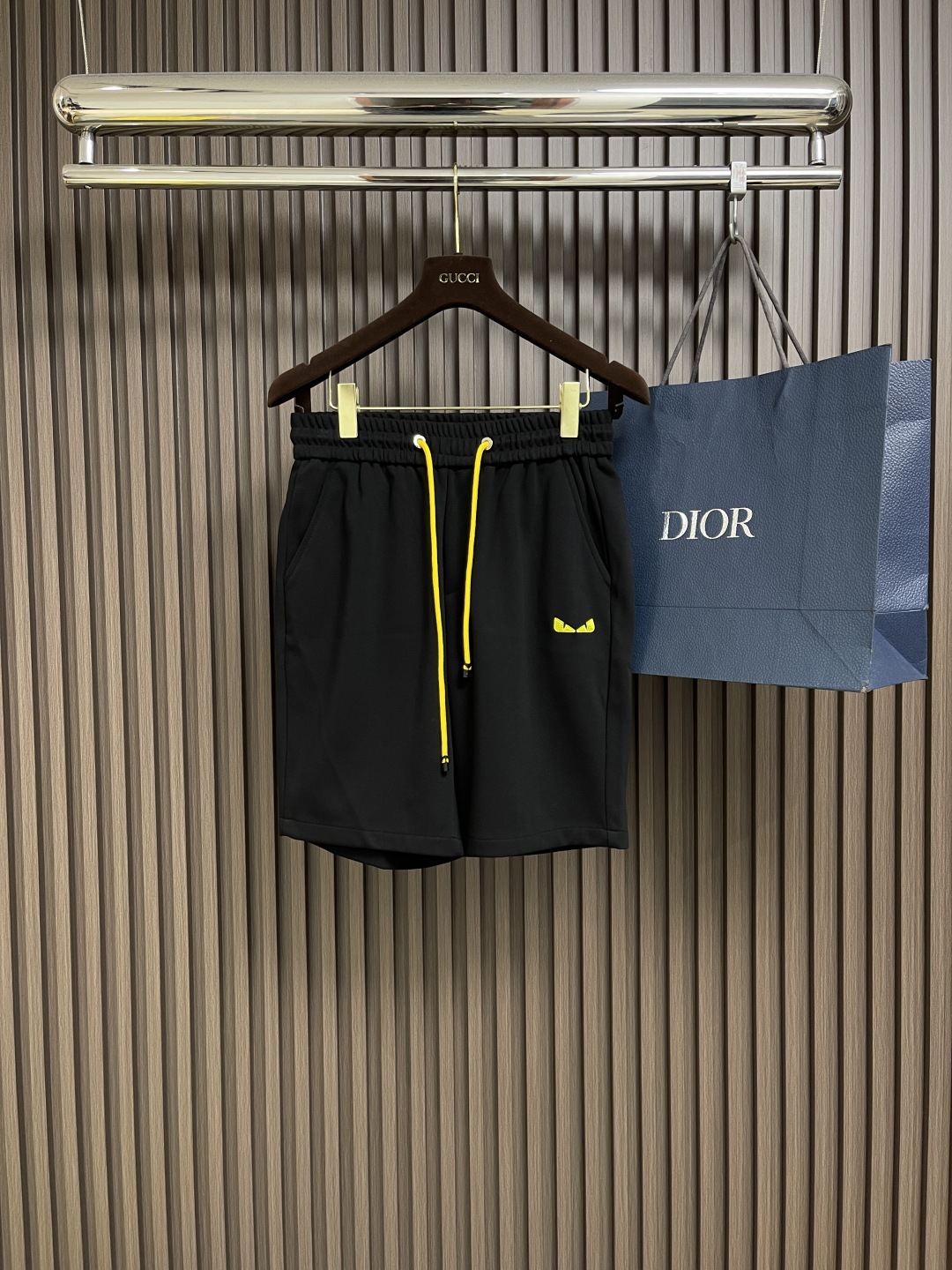 🛒🛒FENDI 2025SS新款百慕大短裤，本款短裤选用客供面料打造，380克重，饰以小怪兽刺绣标识，细