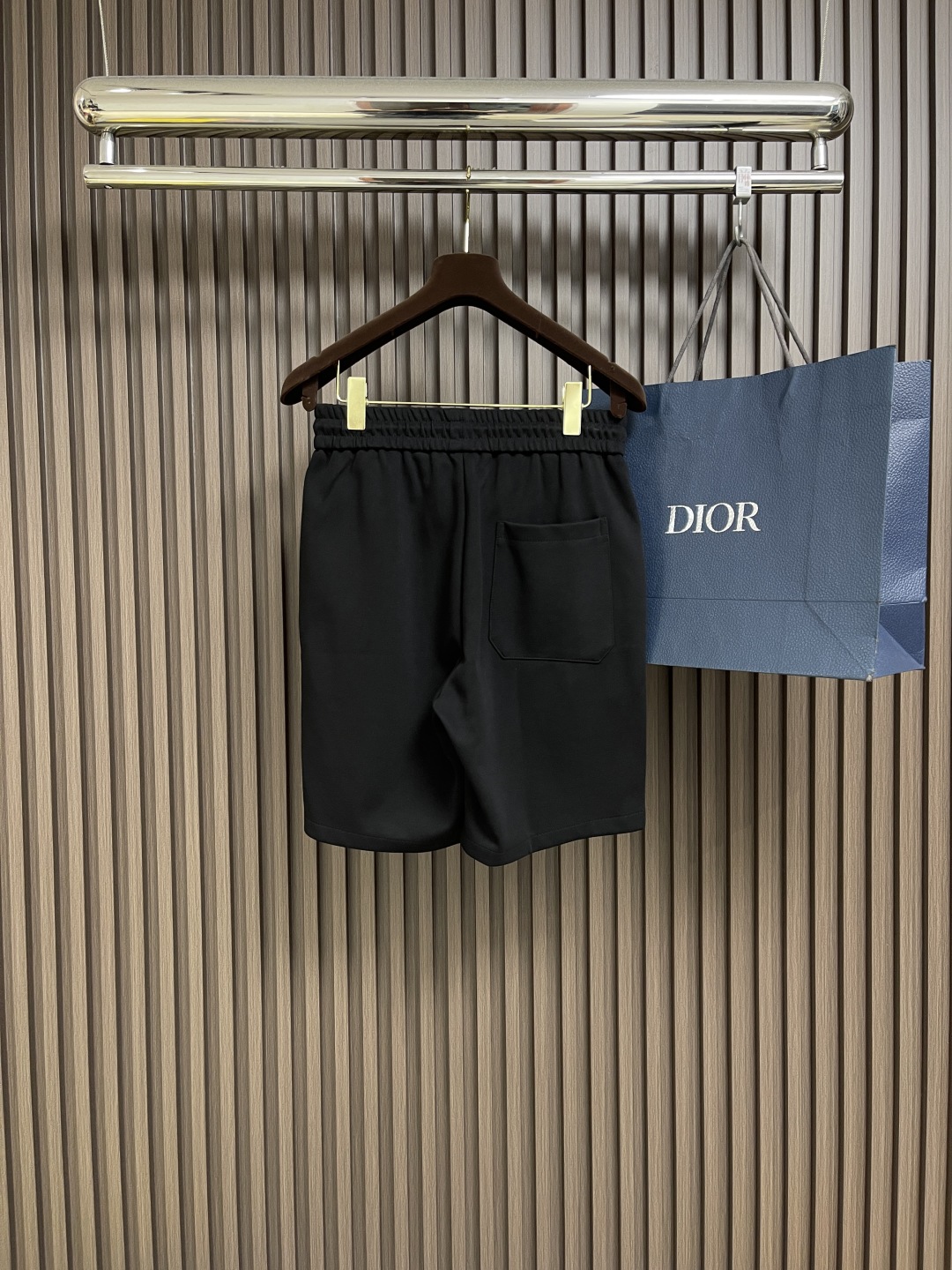 🛒🛒FENDI 2025SS新款百慕大短裤，本款短裤选用客供面料打造，380克重，饰以小怪兽刺绣标识，细