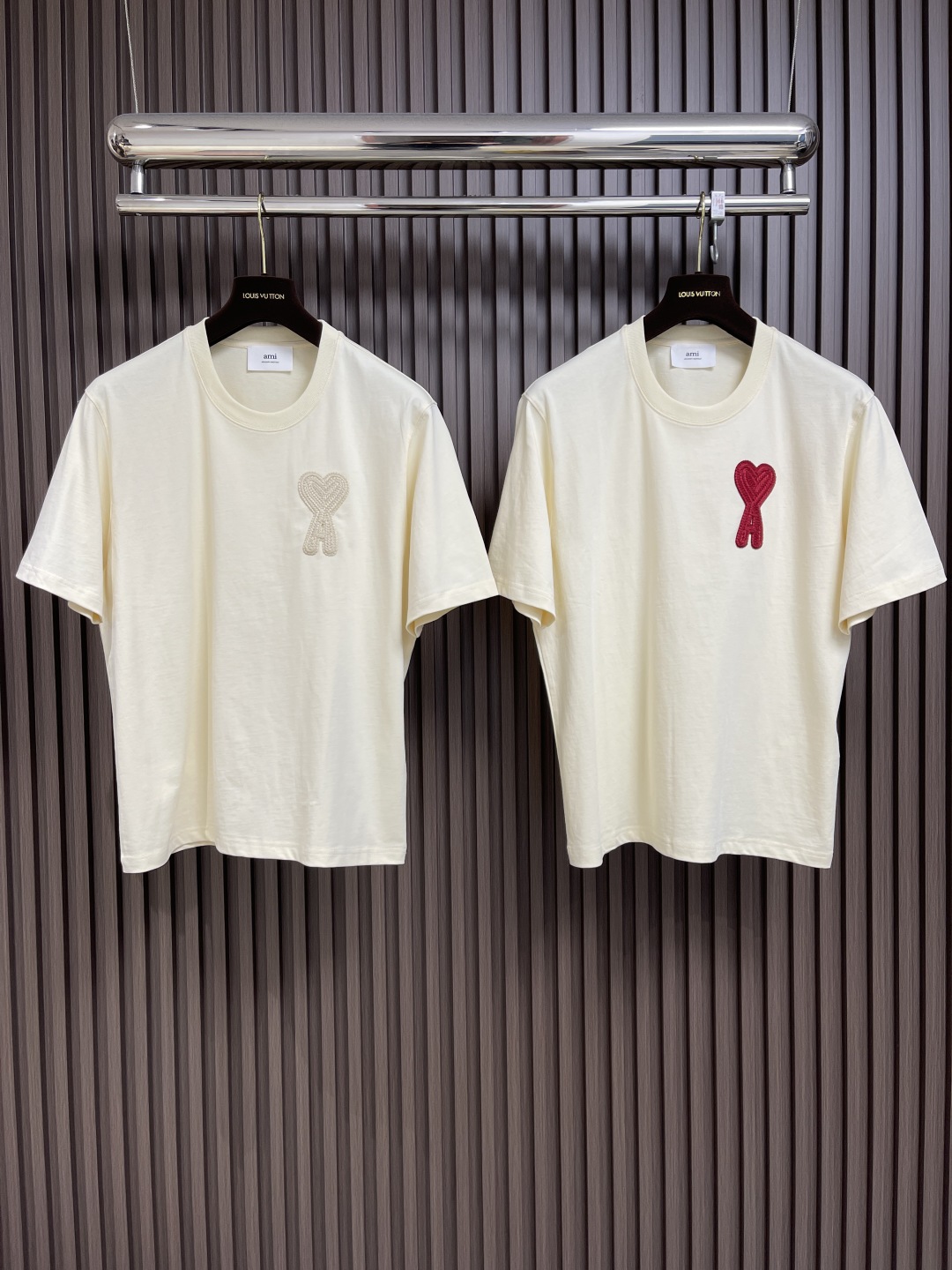 🛒🛒ami 经典红心刺绣圆领T恤，面料支数很高密度高，所以感觉面料没有毛孔一样非常有珠光光泽，并且非常贴