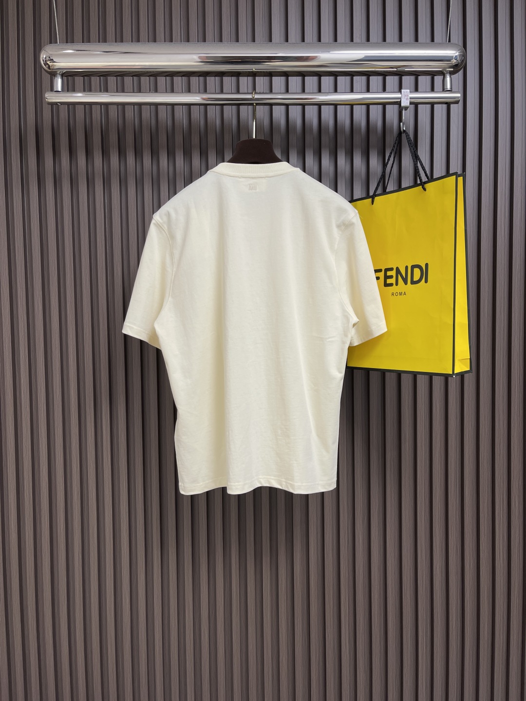 🛒🛒ami 经典红心刺绣圆领T恤，面料支数很高密度高，所以感觉面料没有毛孔一样非常有珠光光泽，并且非常贴