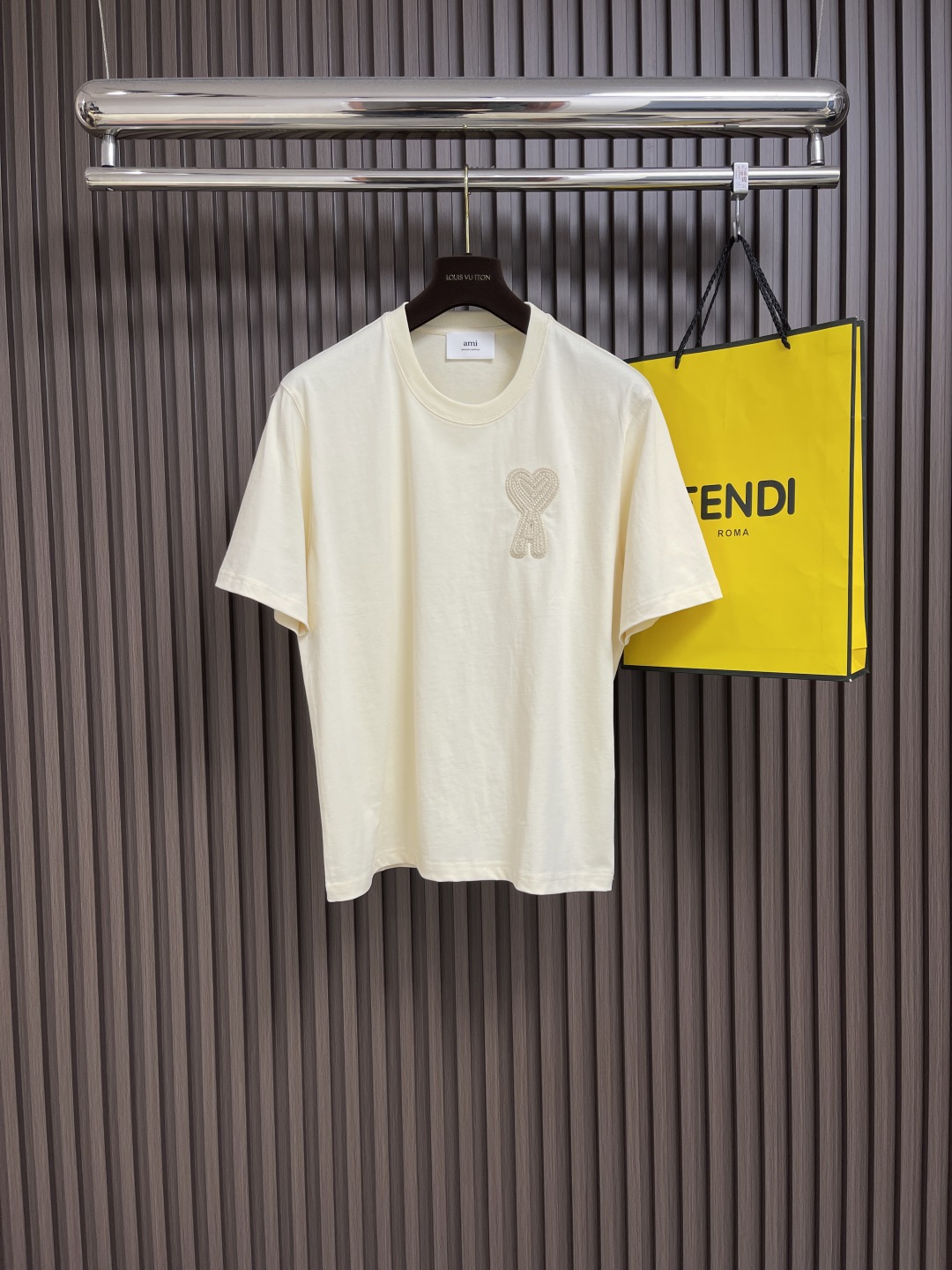 🛒🛒ami 经典红心刺绣圆领T恤，面料支数很高密度高，所以感觉面料没有毛孔一样非常有珠光光泽，并且非常贴