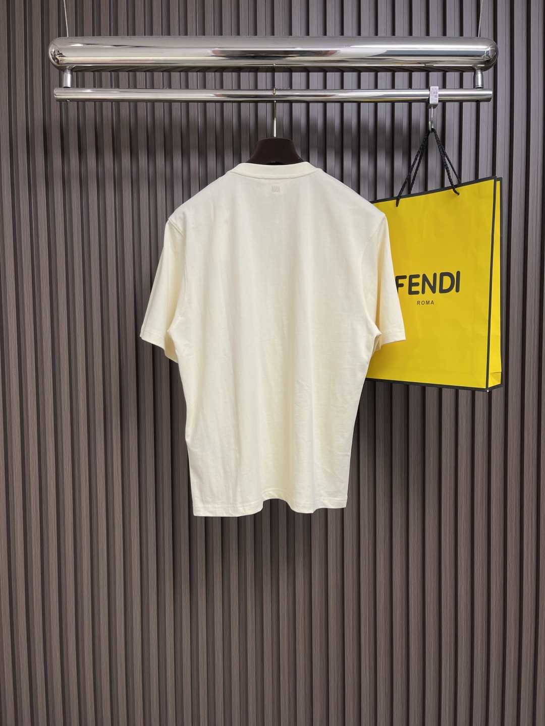 🛒🛒ami 经典红心刺绣圆领T恤，面料支数很高密度高，所以感觉面料没有毛孔一样非常有珠光光泽，并且非常贴