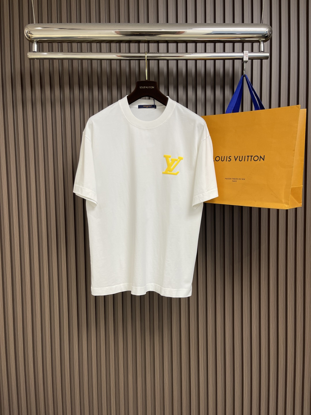 NO:149439,LV 2025SS Limited new logo printed short-sleeved T-shirt, basic simple and versatile style, the fabric is made of high-weight knitted cotton fabric, soft and solid, full texture, distinctive contrast, as always loose style, easy for boys and girls to control, the same style for men and women. Size S-XXL S bust 106cm long 73cm shoulder width 53cm M bust 110cm long 74cm shoulder width 55cm L bust 114cm long 75cm shoulder width 57cm XL bust 118cm long 76cm shoulder width 59cm XXL bust 122cm long 77cm shoulder width 61cm, louis vuitton, T-shirt,tees, t-shirt,alexander wang19860909LV 2025SS 限定新品logo印花短袖T恤,基础简约百搭款式,面料采用是高克重的针织棉布料,柔软扎实,质感满分,对比鲜明,一如既往的宽松版型,男生女生轻松上身驾驭,男女同款.尺码S-XXL S码胸围106cm衣长73cm肩宽53cm M码胸围110cm衣长74cm肩宽55cm L码胸围114cm 衣长75cm肩宽57cm XL码胸围118cm 衣长76cm肩宽59cm XXL码胸围122cm 衣长77cm 肩宽61cm,,louis vuitton,T-shirt,tees，t-shirt,alexander wang,Men's clothing