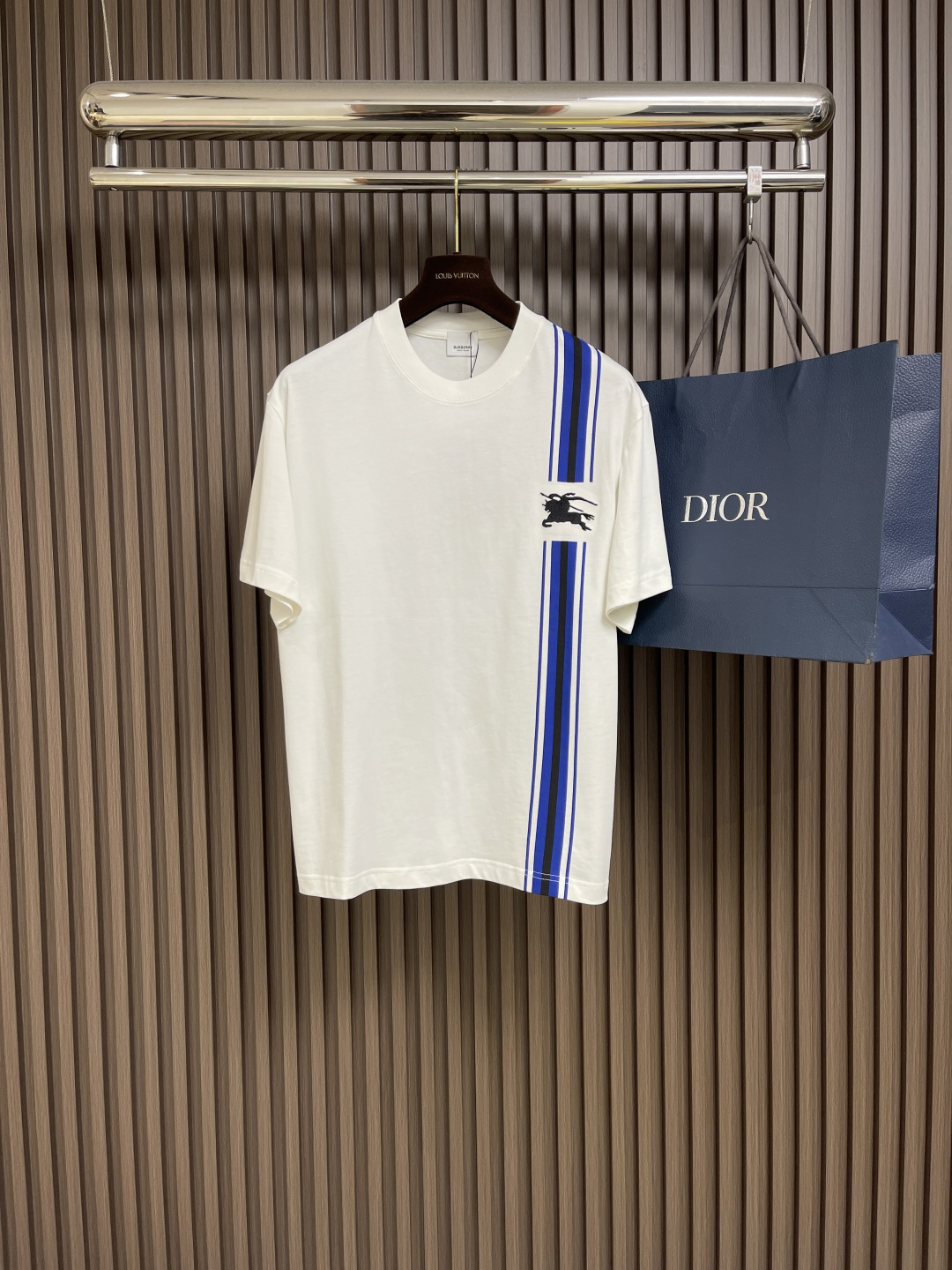 NO:144670,Burberry vertical war horse embroidery short-sleeved T-shirt, made of flat cotton, embroidered with equestrian knight logo embroidery, round neck design, presenting a slim fit style. The overall line is straight and delicate, the fabric is comfortable and soft, the color is consistent and there is no color difference. It can be matched with the same style to create a fashionable look, and can handle various occasions, customize auxiliary materials, complete three standards, the same style for men and women. Size S-xL M size 67cm long shoulder width 47.5cm bust 104cm L size 69cm shoulder width 49cm bust 108cm XL size 71cm shoulder width 50.5cm bust 112cm XXL size 73cm shoulder width 52cm bust 116cm XXXL size 75cm shoulder width 53.5cm  Bust 120cm, burberry, T-shirt,tees, t-shirt,alexander wang19860909Burberry 竖条战马刺绣短袖T恤,采用平织棉,点缀马术骑士徽标刺绣,采用圆领设计,呈现修身版型.整体走线平直细腻 面料舒适柔软 颜色一致无色差 能与同款搭配营造时尚造型,驾驭各种场合,定制辅料,三标齐全,男女同款.尺码S-xL M码衣长67cm 肩宽47.5cm 胸围104cm L码衣长69cm 肩宽49cm 胸围108cm XL码衣长71cm 肩宽50.5cm 胸围112cm XXL码衣长73cm 肩宽52cm 胸围116cm XXXL码衣长75cm 肩宽53.5cm 胸围120cm,,burberry,T-shirt,tees，t-shirt,alexander wang,Men's clothing