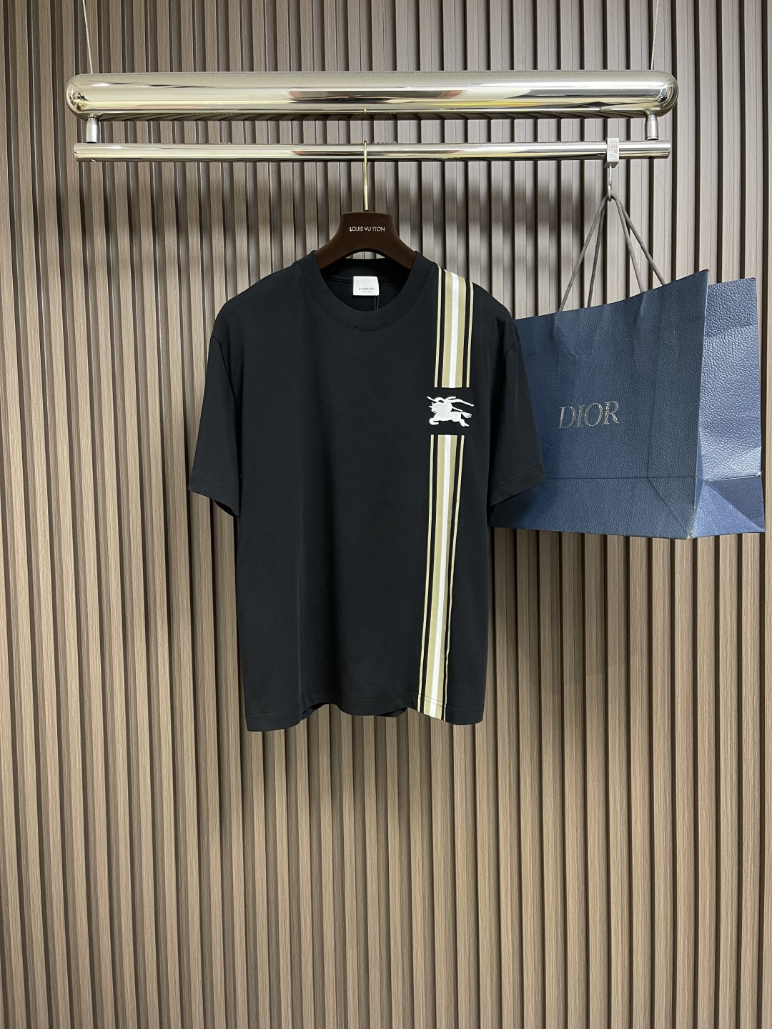 NO:144662,Burberry vertical war horse embroidery short-sleeved T-shirt, made of flat cotton, embroidered with equestrian knight logo embroidery, round neck design, presenting a slim fit style. The overall line is straight and delicate, the fabric is comfortable and soft, the color is consistent and there is no color difference. It can be matched with the same style to create a fashionable look, and can handle various occasions, the same style for men and women. Size S-xL, burberry, T-shirt, tees, t-shirt, alexander wang19860909Burberry 竖条战马刺绣短袖T恤,采用平织棉,点缀马术骑士徽标刺绣,采用圆领设计,呈现修身版型.整体走线平直细腻 面料舒适柔软 颜色一致无色差 能与同款搭配营造时尚造型,驾驭各种场合,男女同款.尺码S-xL,,burberry,T-shirt,tees，t-shirt,alexander wang,Men's clothing